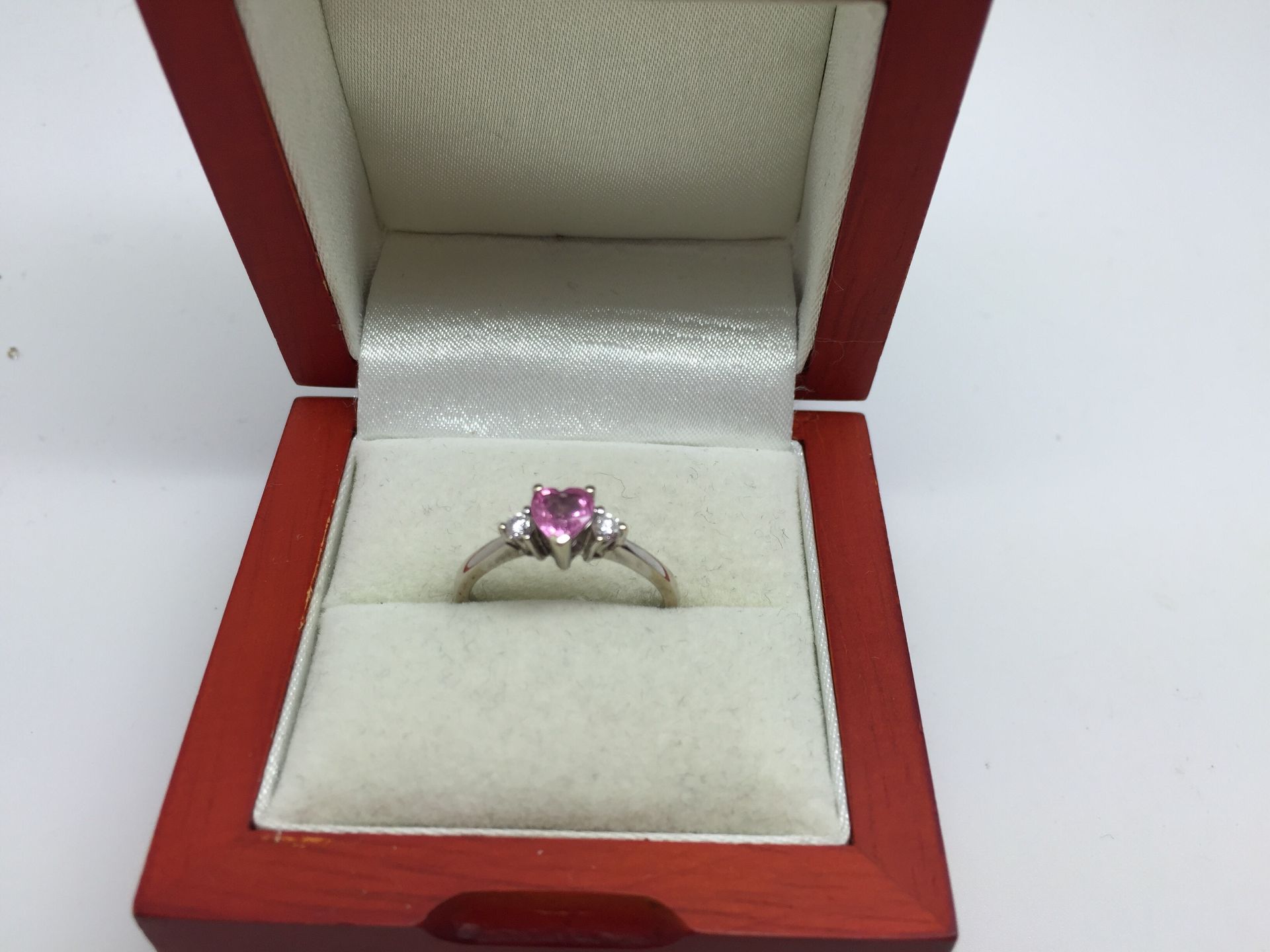 18ct WHITE GOLD HEART SHAPED PINK SAPPHIRE & DIAMOND RING - Image 2 of 3