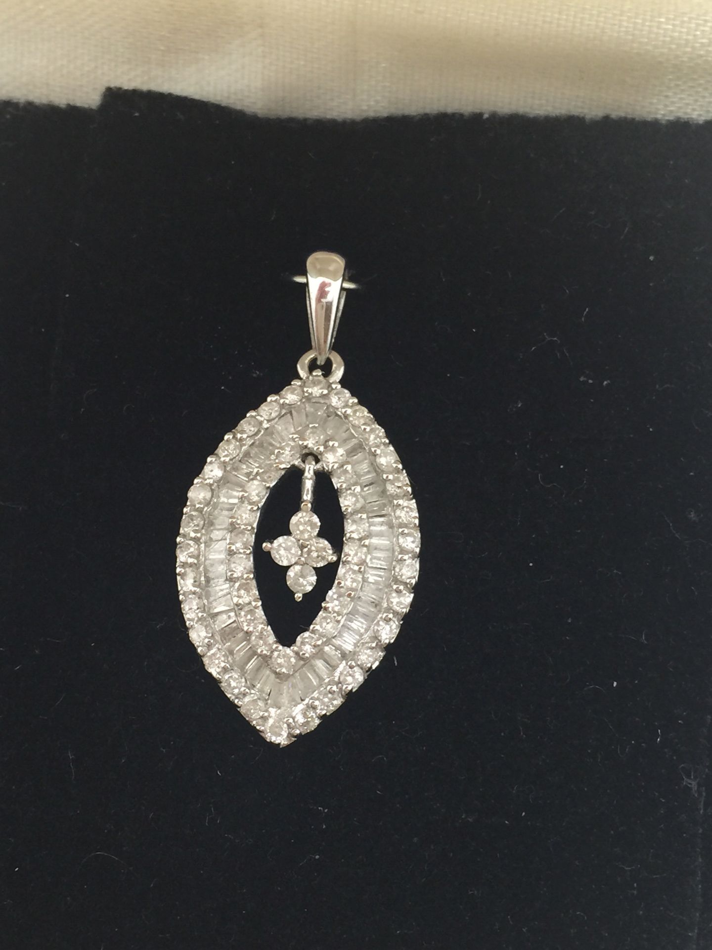 18ct WHITE GOLD ROUND & BAGUETTE DIAMOND SET PENDANT 1.25 CARATS - Image 3 of 3