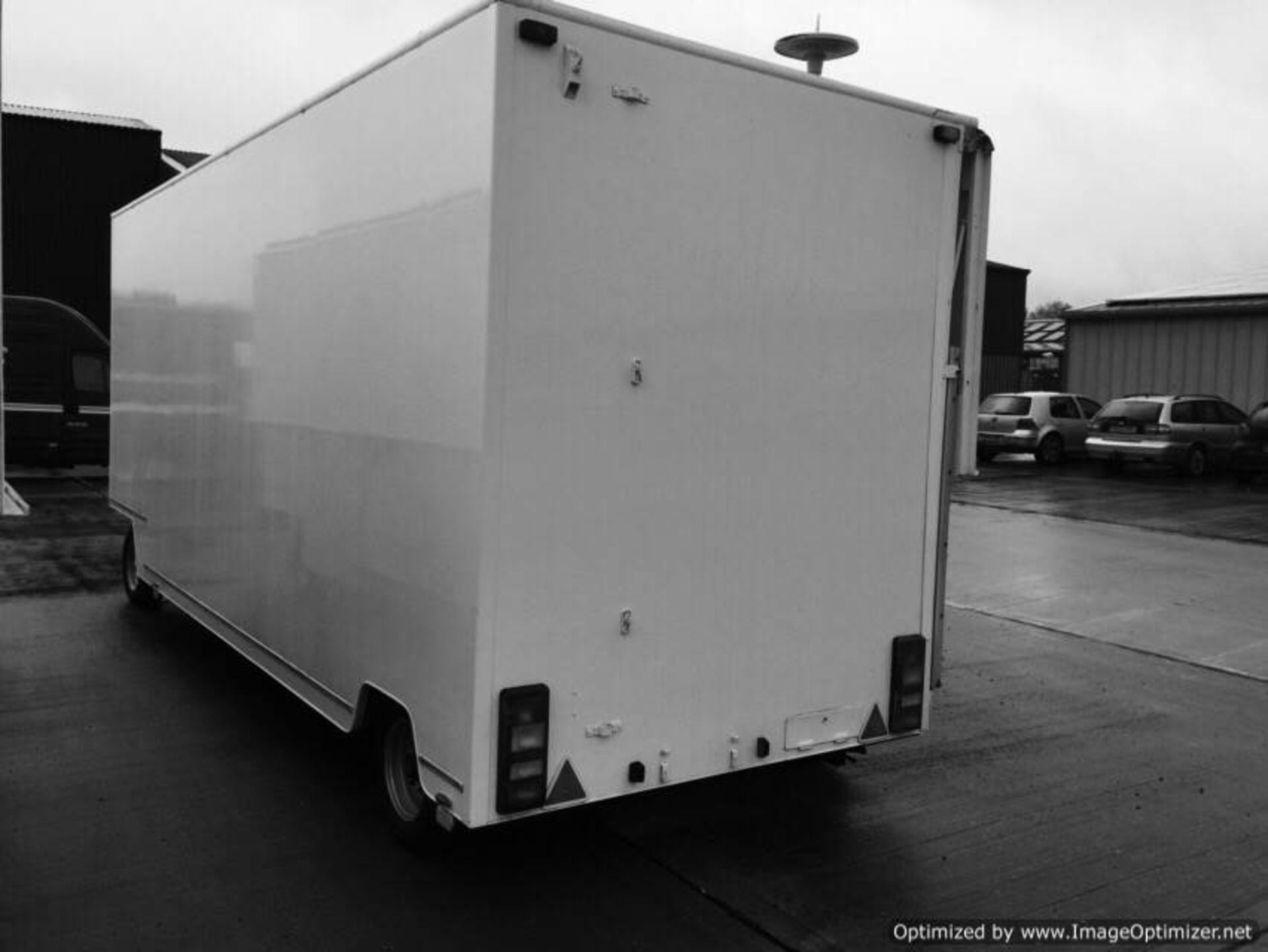 EXHIBITION UNIT / TRAILER IN WHITE - Image 3 of 19