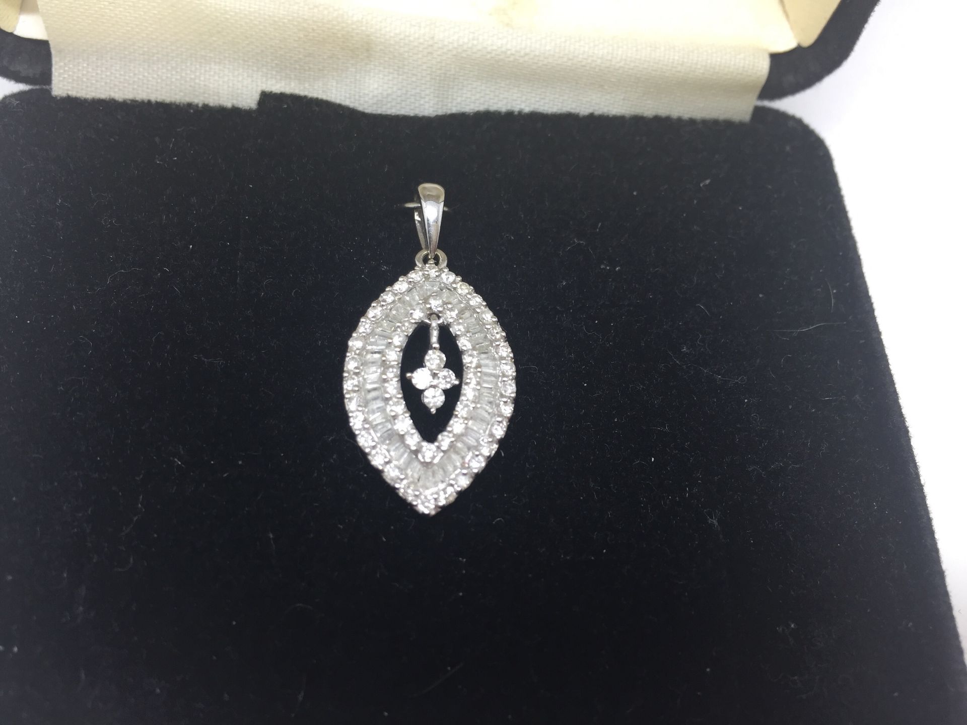 18ct WHITE GOLD ROUND & BAGUETTE DIAMOND SET PENDANT 1.25 CARATS - Image 2 of 3