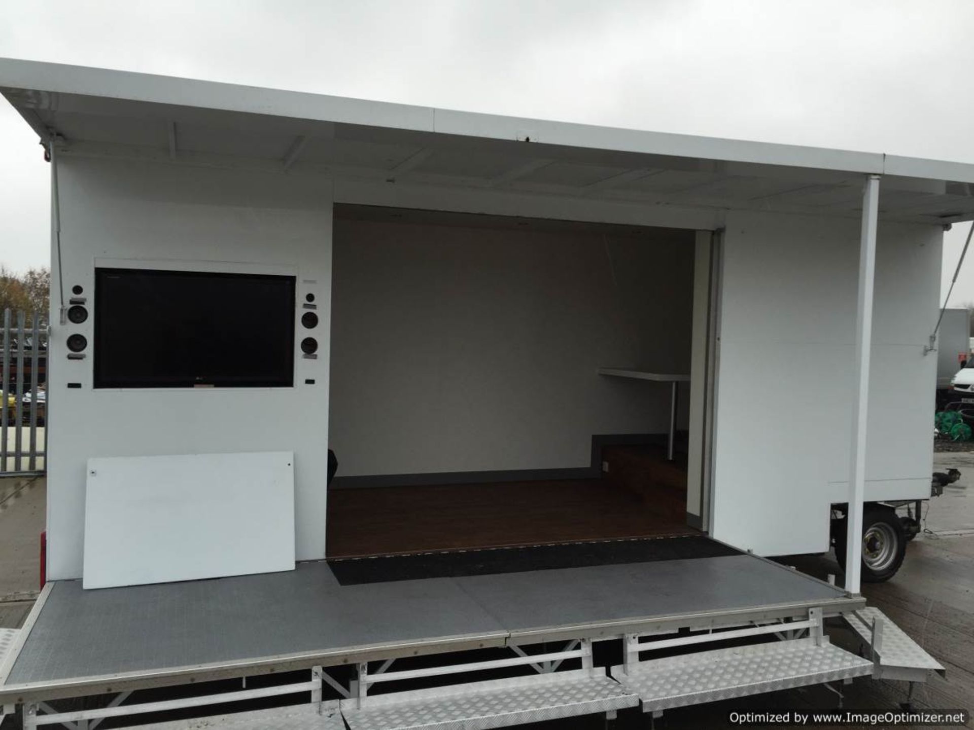 EXHIBITION UNIT / TRAILER IN WHITE