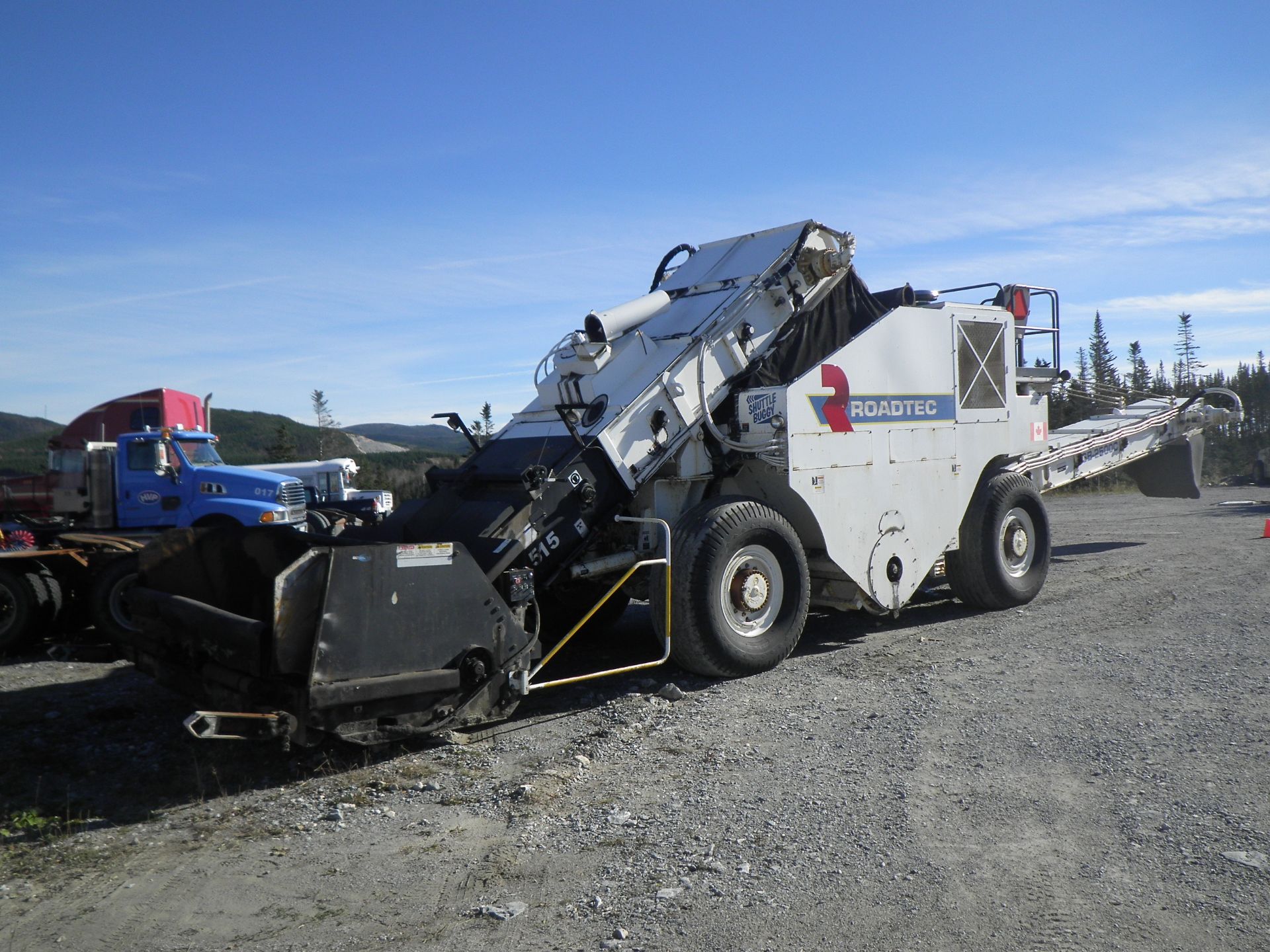 2006 ROADTEC MODEL SB-2500C SHUTTLE BUGGY S/N SB-2500C-828, C/W 22' DISCHARGE CONVEYOR & 9'6"