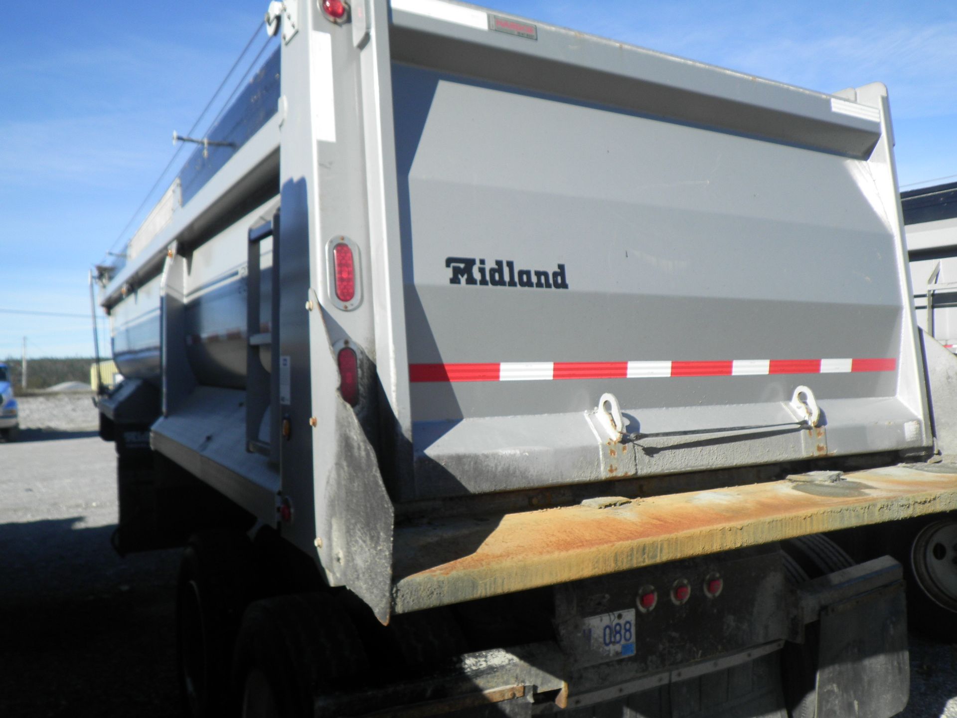 2011 MIDLAND MODEL SK-2400 T/A END DUMP TRAILER C/W MANUAL ROLL TARP & 11R 22.5 TIRES, S/N - Image 4 of 4