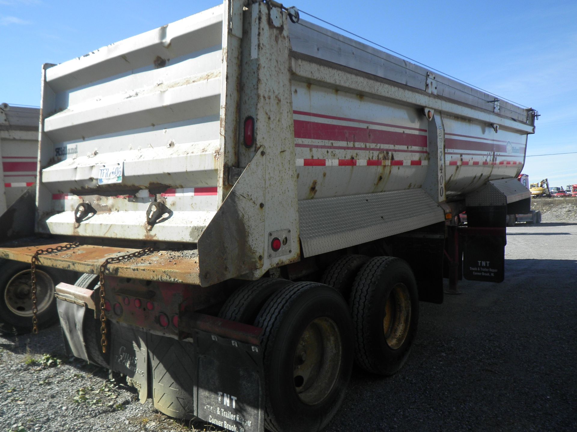 2004 MIDLAND MODEL SK2400 T/A END DUMP TRAILER C/W MANUAL ROLL TARP & 11R 22.5 TIRES, S/N - Image 3 of 4