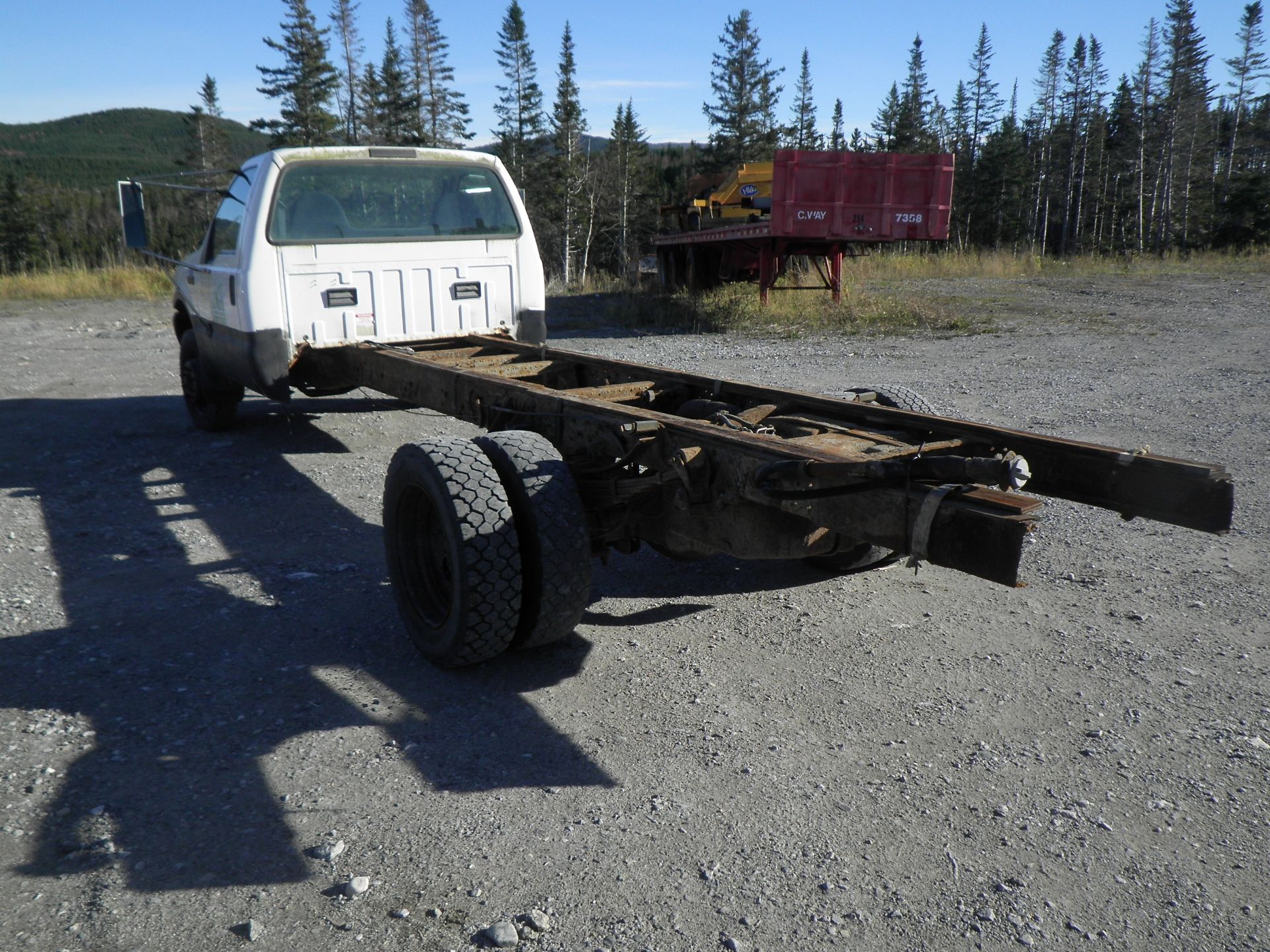 1999 FORD 550 SUPER DUTY CAB & CHASSIS W/ 7.3 LITRE FORD DIESEL, AUTO TRANS., S/N 1FDAF56F0XEE95353, - Image 5 of 7