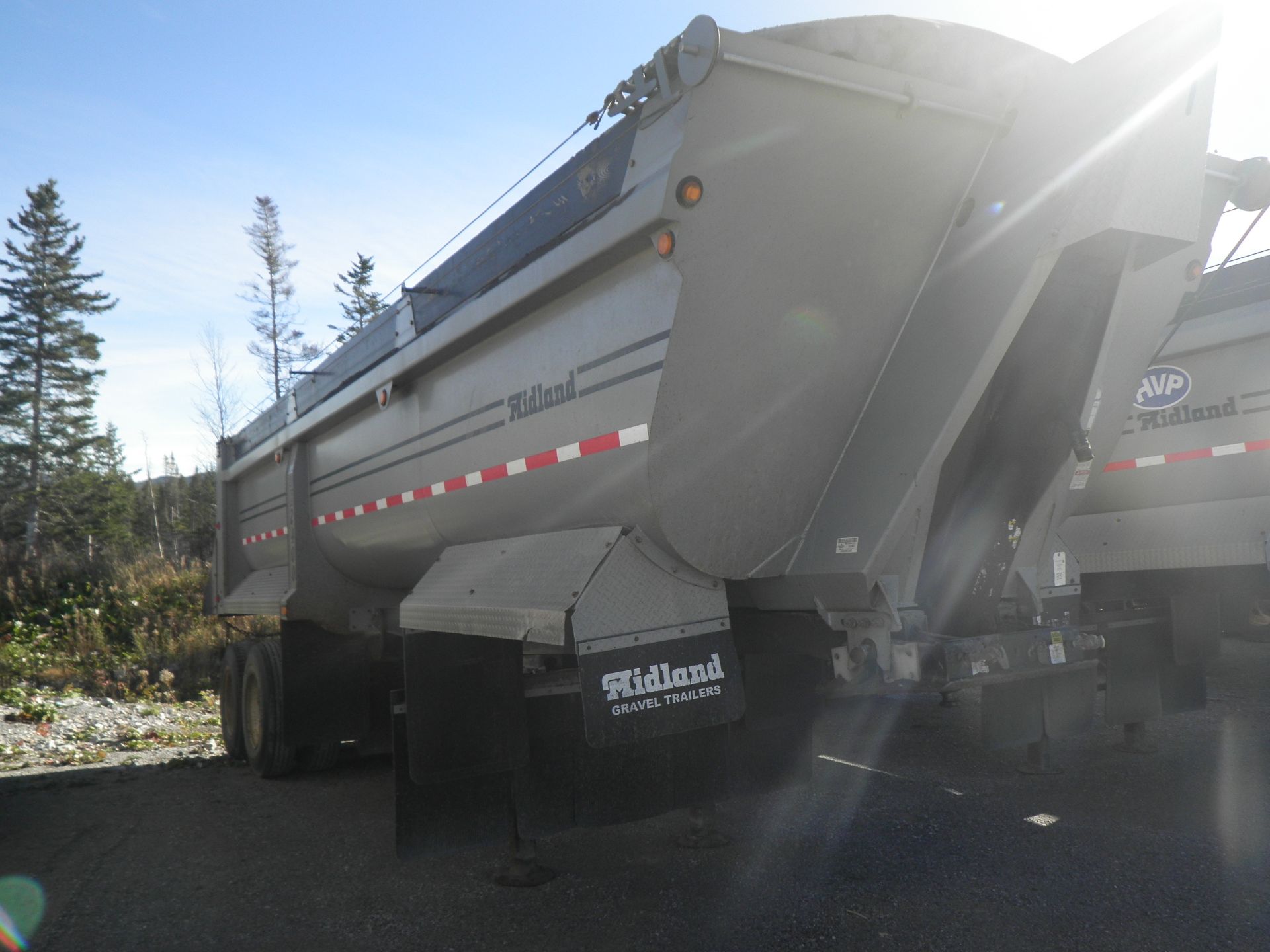 2008 MIDLAND MODEL SK-2400 T/A END DUMP TRAILER C/W MANUAL ROLL TARP & 11R 22.5 TIRES, S/N - Image 2 of 4