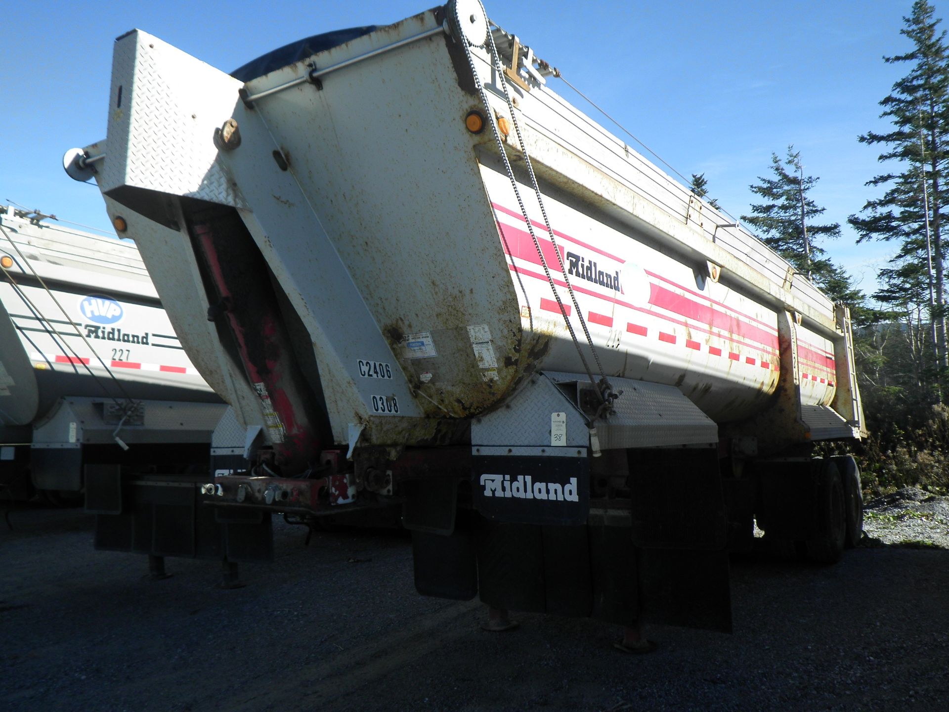 2004 MIDLAND MODEL SK2400 T/A END DUMP TRAILER C/W MANUAL ROLL TARP & 11R 22.5 TIRES, S/N