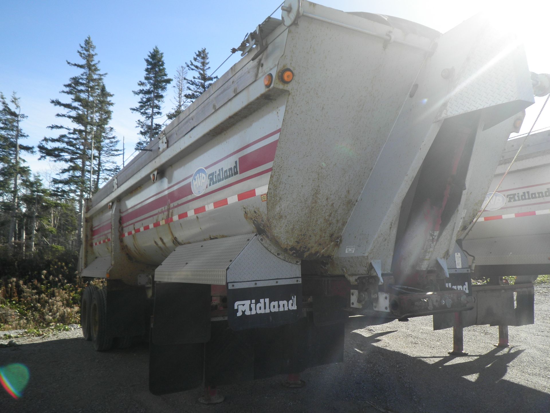 2004 MIDLAND MODEL SK2400 T/A END DUMP TRAILER C/W MANUAL ROLL TARP & 11R 22.5 TIRES, S/N - Image 2 of 4