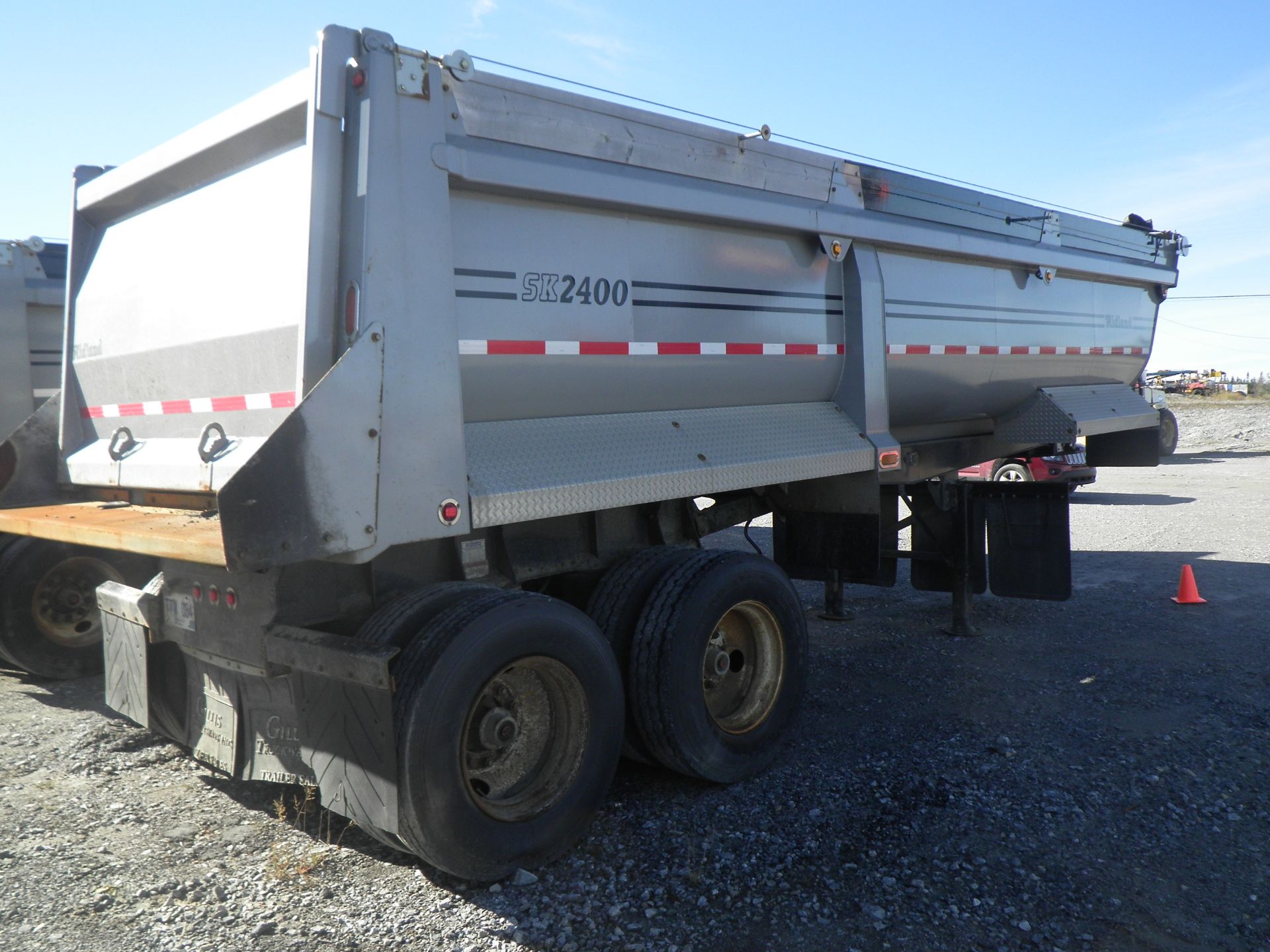 2011 MIDLAND MODEL SK-2400 T/A END DUMP TRAILER C/W MANUAL ROLL TARP & 11R 22.5 TIRES, S/N - Image 3 of 4