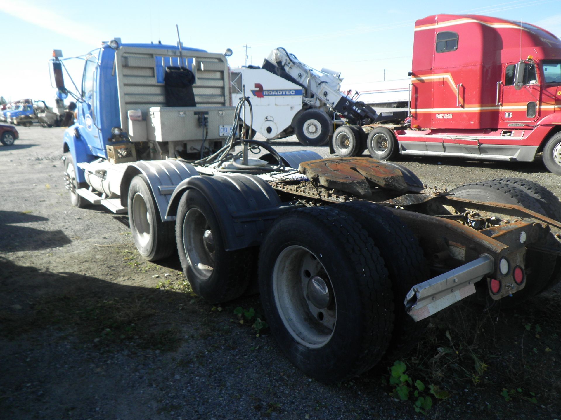 2008 STERLING MODEL L9500 TRI-AXLE (LIFT AXLE) TRUCK TRACTOR S/N 2FWNAZA58AZ50307   W/ DAY CAB, 76, - Image 2 of 4