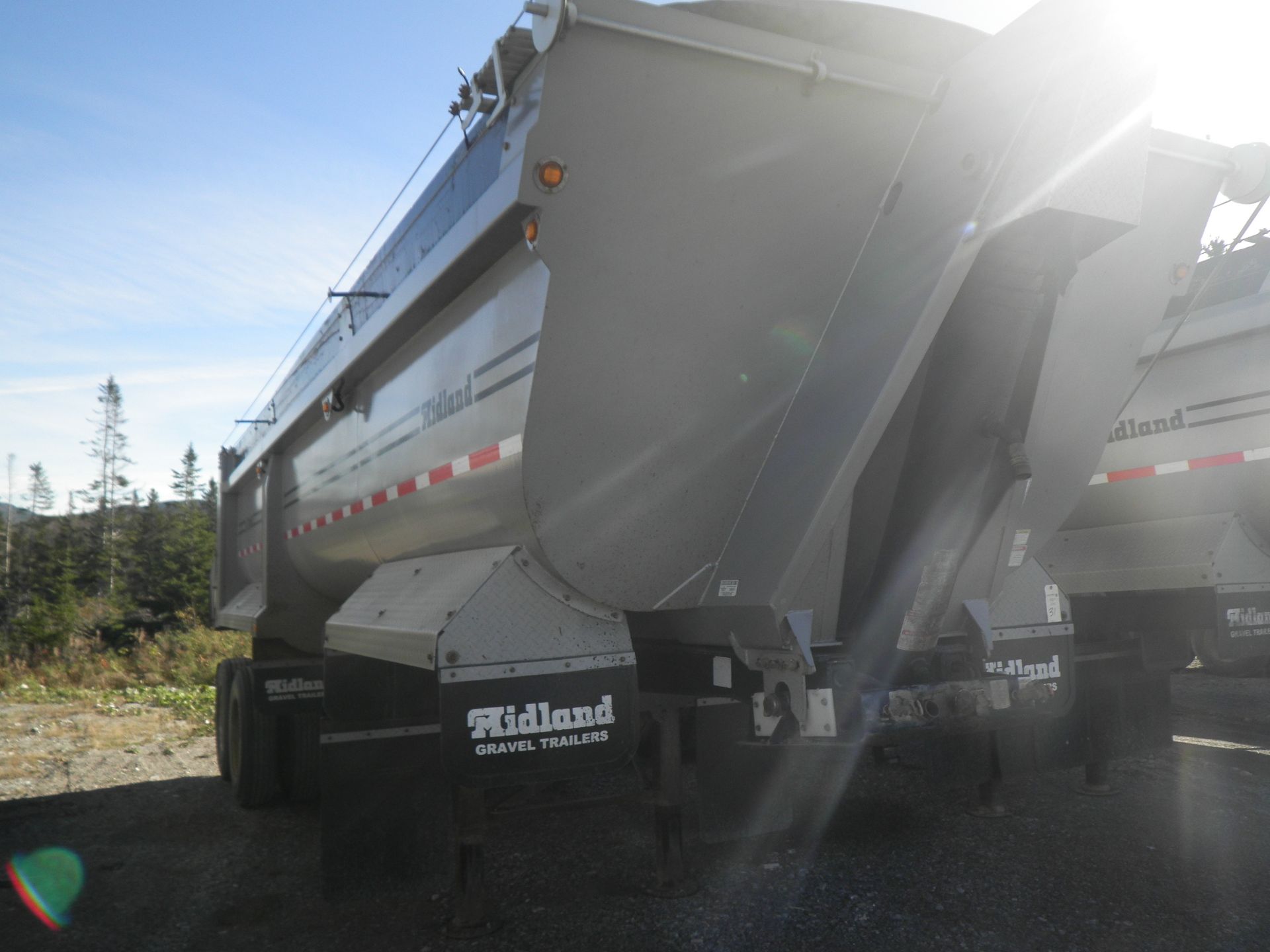 2011 MIDLAND MODEL SK-2400 T/A END DUMP TRAILER C/W MANUAL ROLL TARP & 11R 22.5 TIRES, S/N - Image 2 of 4