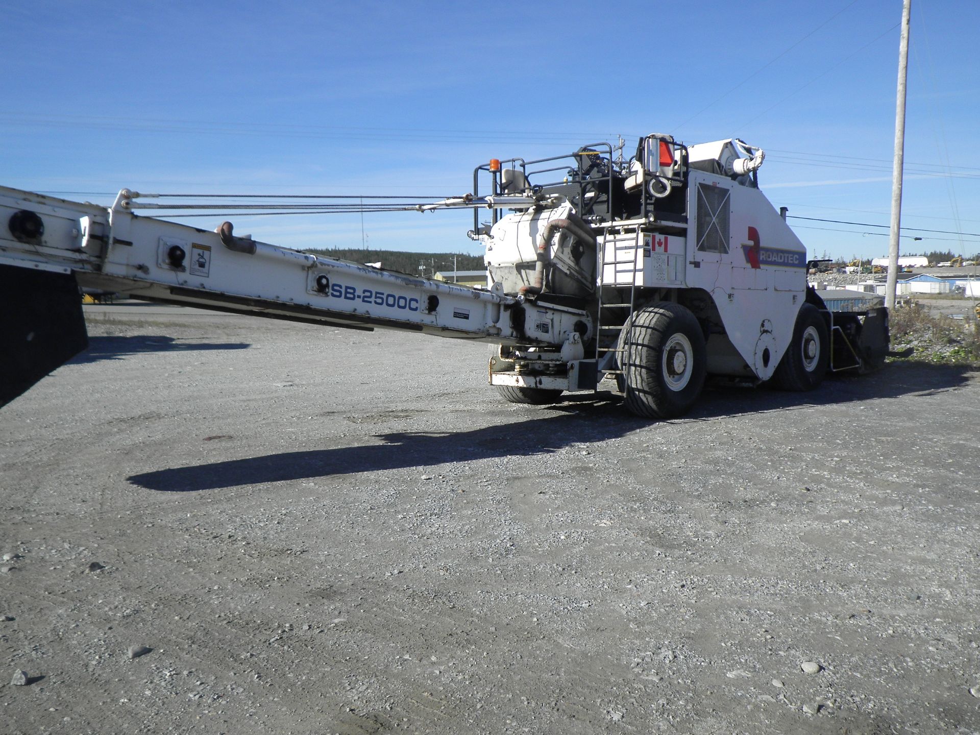 2006 ROADTEC MODEL SB-2500C SHUTTLE BUGGY S/N SB-2500C-828, C/W 22' DISCHARGE CONVEYOR & 9'6" - Image 3 of 9