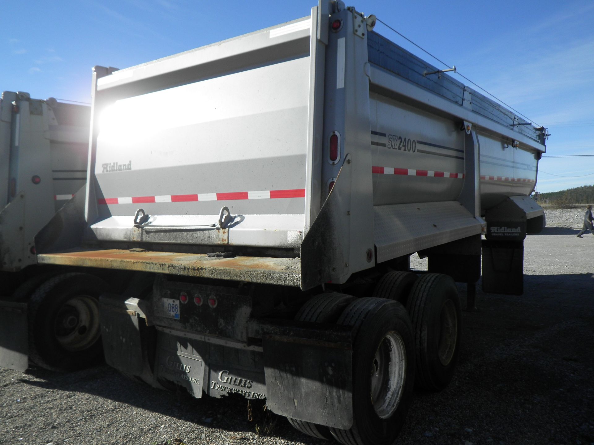 2011 MIDLAND MODEL SK-2400 T/A END DUMP TRAILER C/W MANUAL ROLL TARP & 11R 22.5 TIRES, S/N - Image 3 of 4