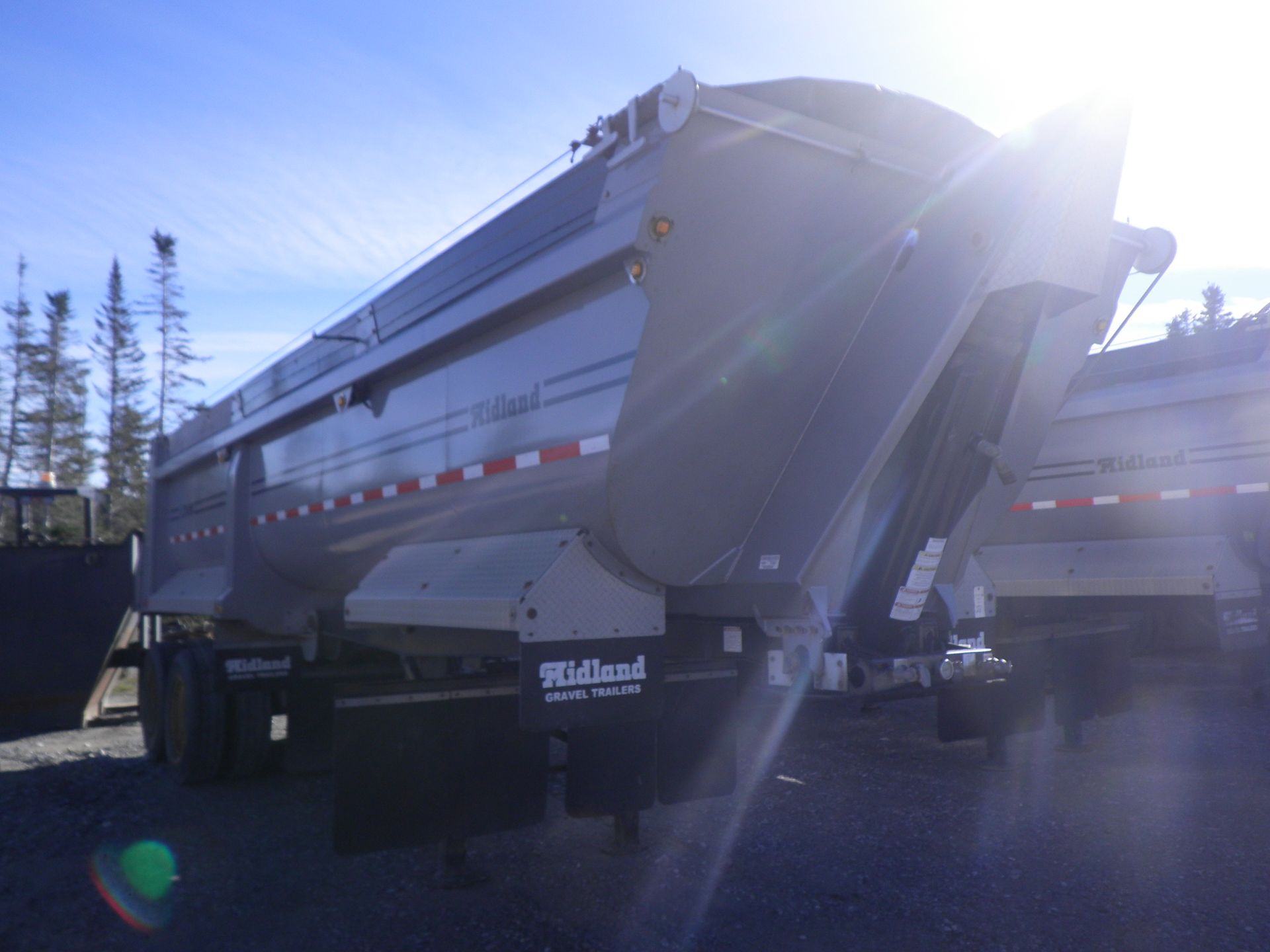 2011 MIDLAND MODEL SK-2400 T/A END DUMP TRAILER C/W MANUAL ROLL TARP & 11R 22.5 TIRES, S/N - Image 2 of 4