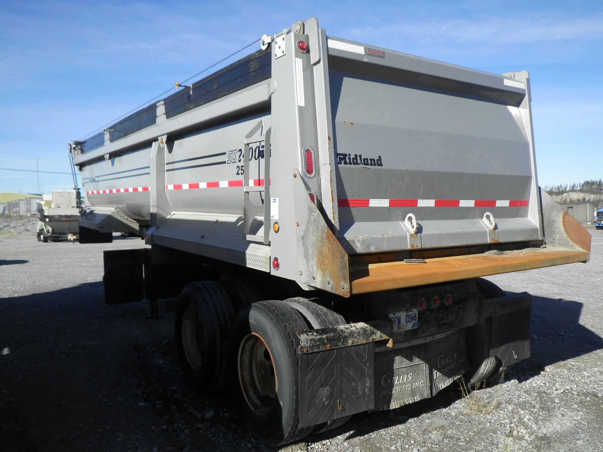 2011 MIDLAND MODEL SK-2400 T/A END DUMP TRAILER C/W MANUAL ROLL TARP & 11R 22.5 TIRES, S/N - Image 4 of 4