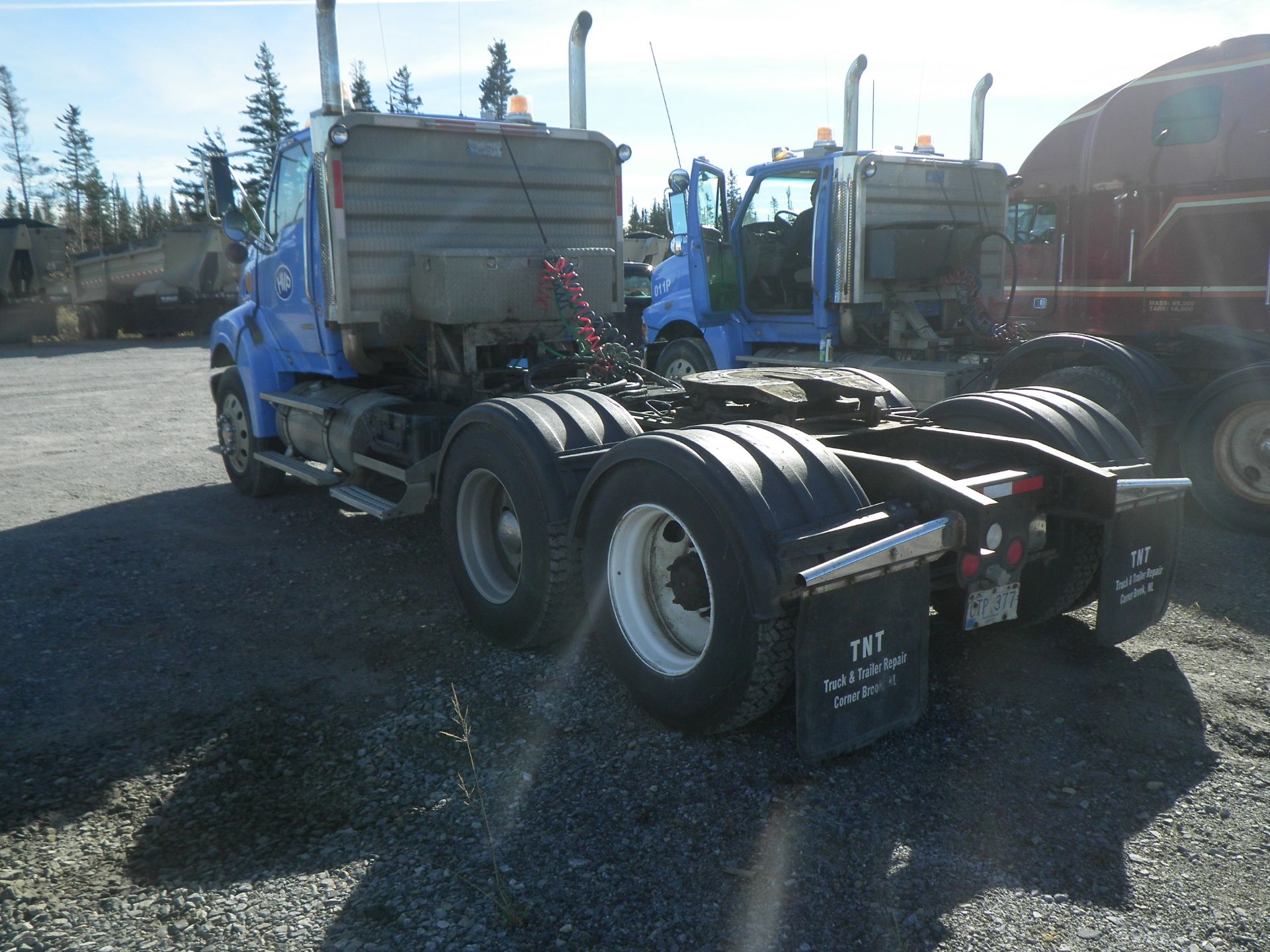 2007 STERLING MODEL LT9500 SERIES T/A TRUCK TRACTOR S/N 2FWJAZAV27AW89201 W/ DAY CAB, 379,759 KM - Image 2 of 4