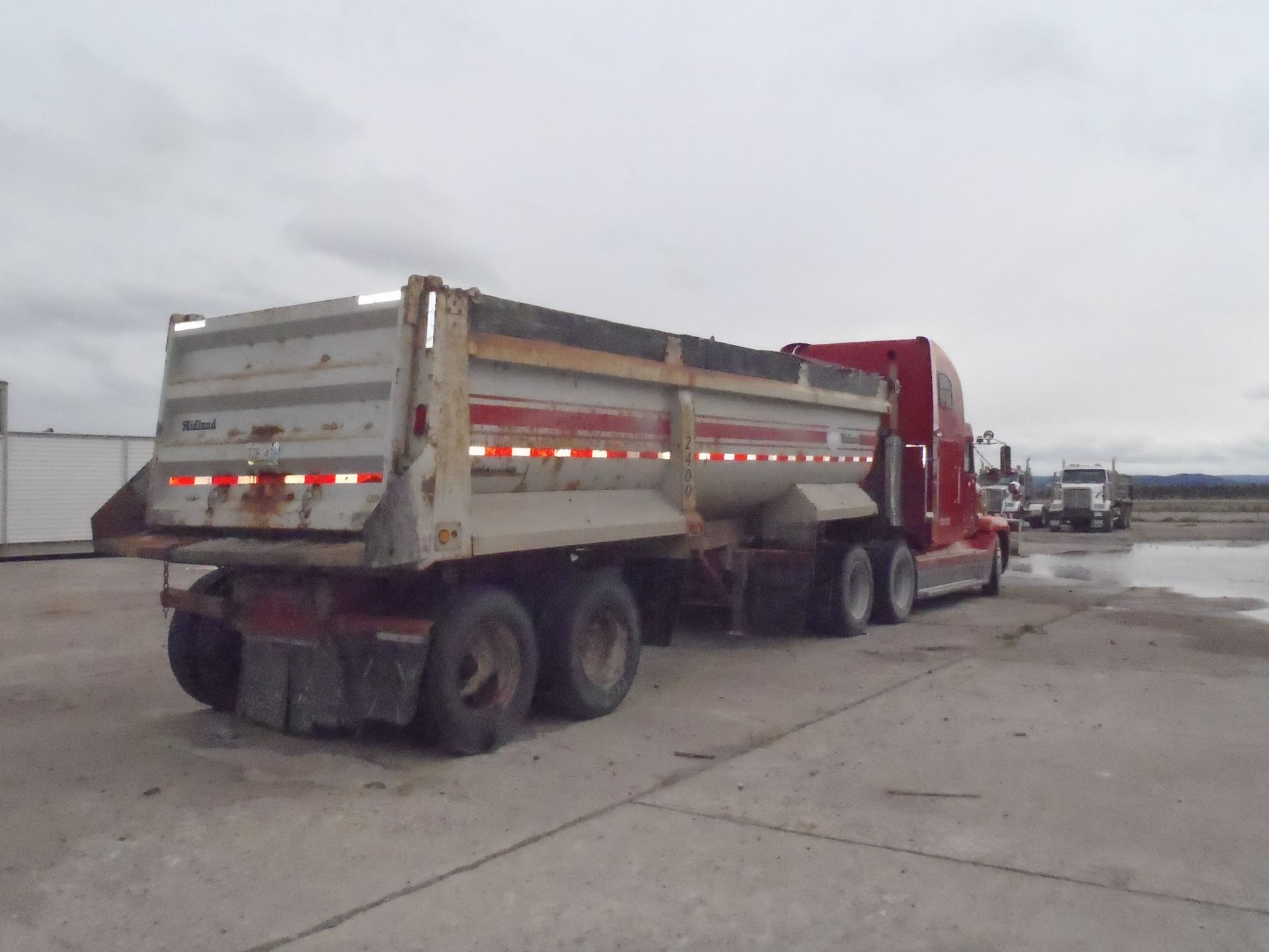 2004 MIDLAND MODEL SK2400 T/A END DUMP TRAILER C/W MANUAL ROLL TARP & 11R 22.5 TIRES, S/N - Image 2 of 5