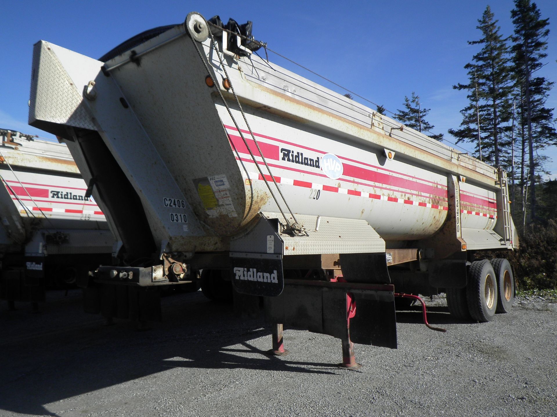 2004 MIDLAND MODEL SK2400 T/A END DUMP TRAILER C/W MANUAL ROLL TARP & 11R 22.5 TIRES, S/N