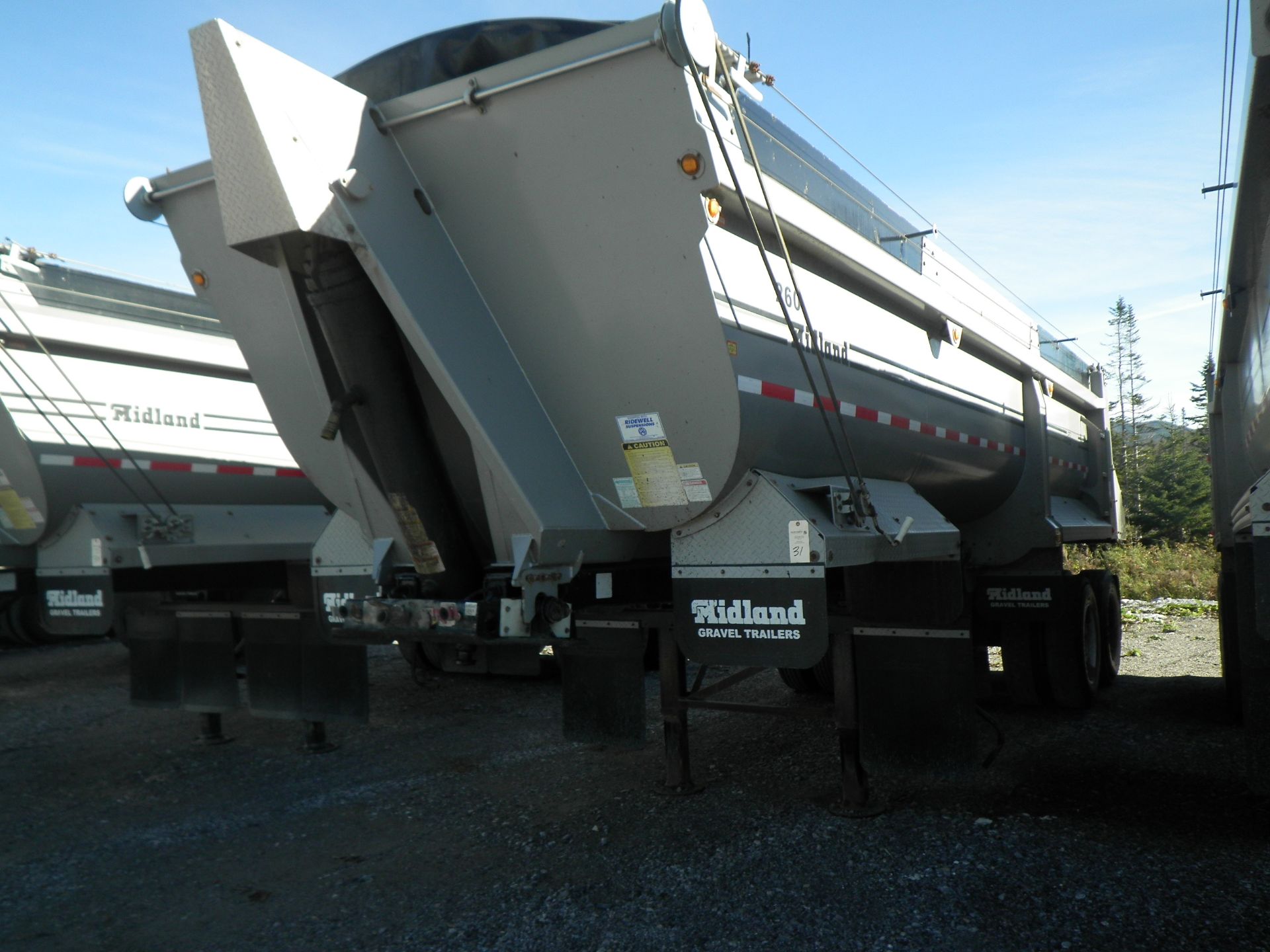 2011 MIDLAND MODEL SK-2400 T/A END DUMP TRAILER C/W MANUAL ROLL TARP & 11R 22.5 TIRES, S/N