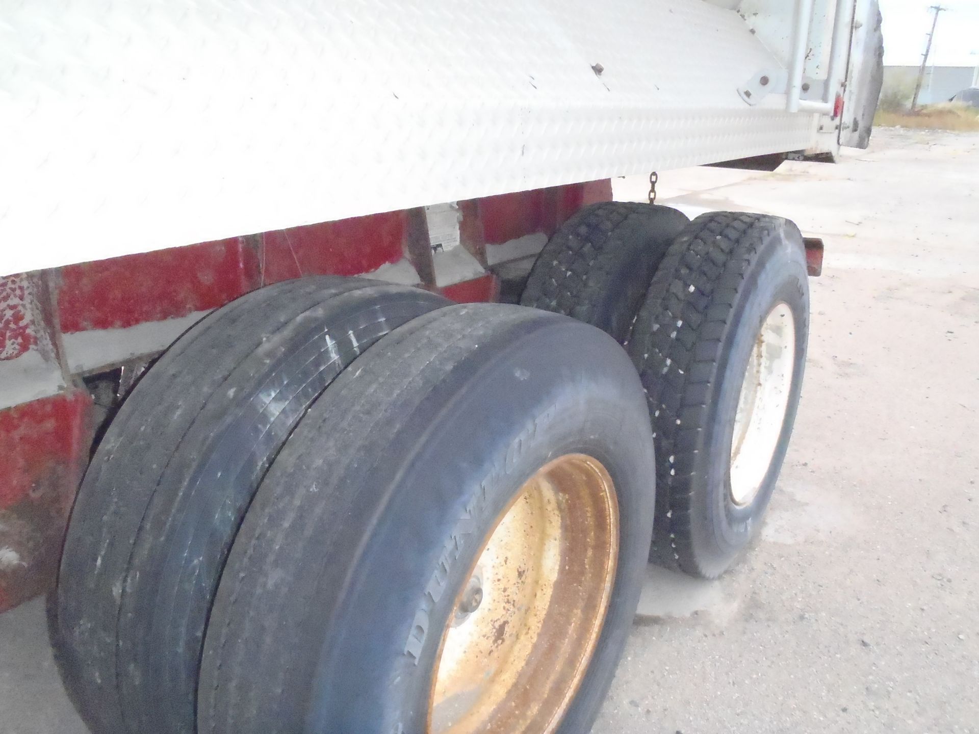 2004 MIDLAND MODEL SK2400 T/A END DUMP TRAILER C/W MANUAL ROLL TARP & 11R 22.5 TIRES, S/N - Image 4 of 5