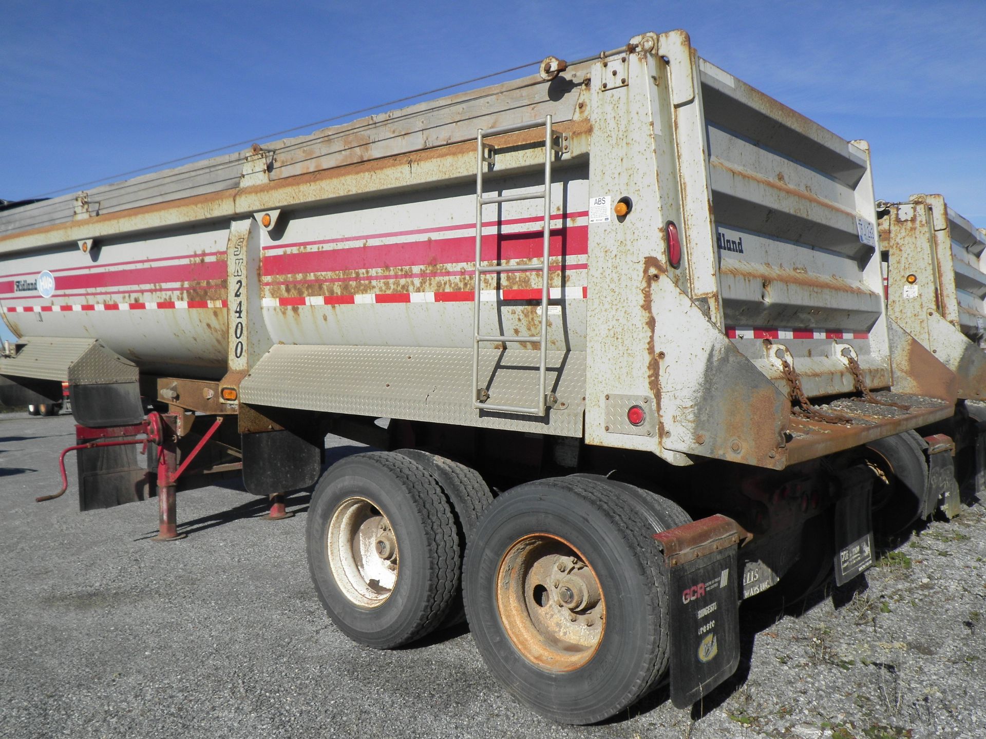 2004 MIDLAND MODEL SK2400 T/A END DUMP TRAILER C/W MANUAL ROLL TARP & 11R 22.5 TIRES, S/N - Image 4 of 4