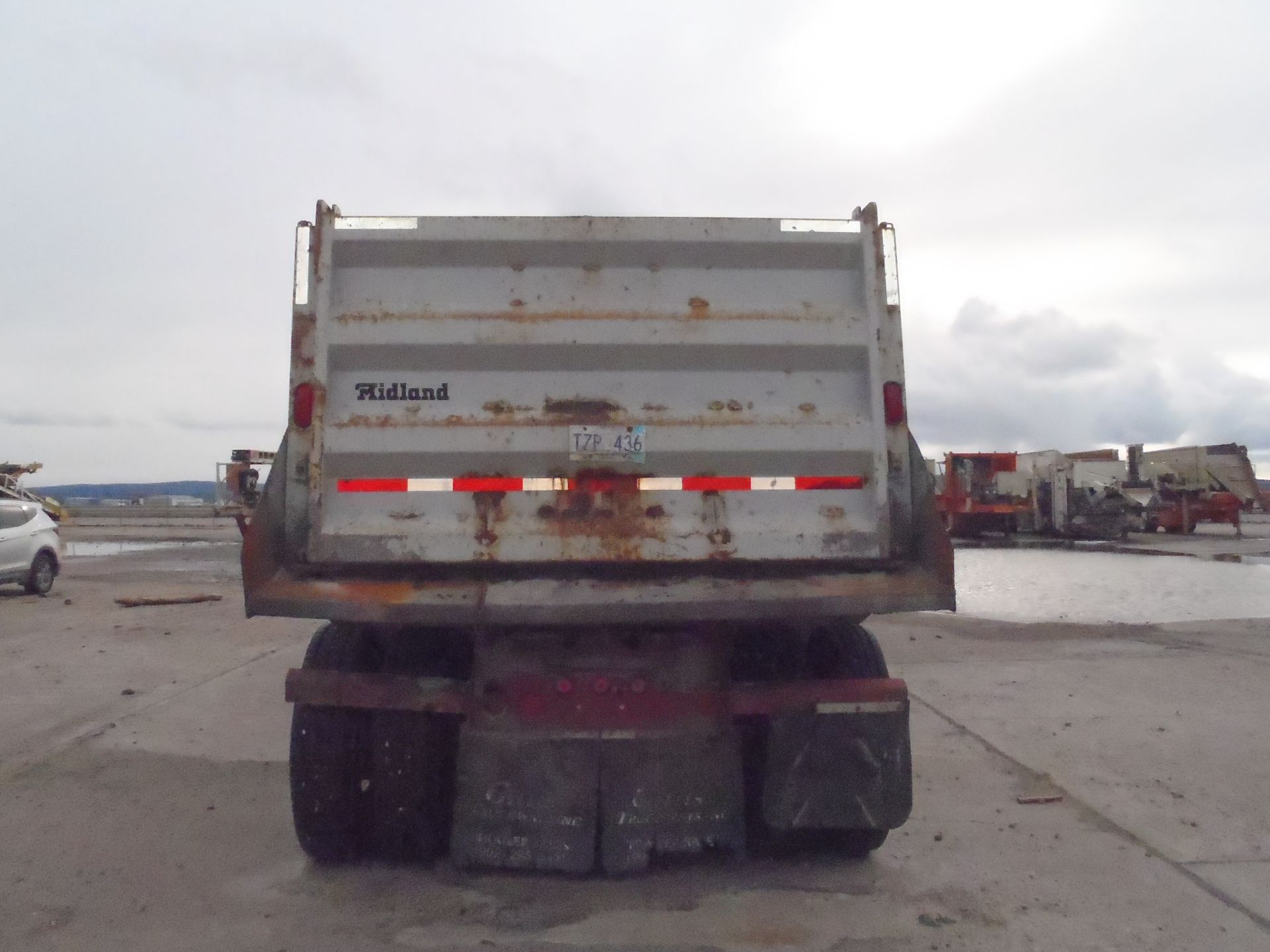 2004 MIDLAND MODEL SK2400 T/A END DUMP TRAILER C/W MANUAL ROLL TARP & 11R 22.5 TIRES, S/N - Image 3 of 5