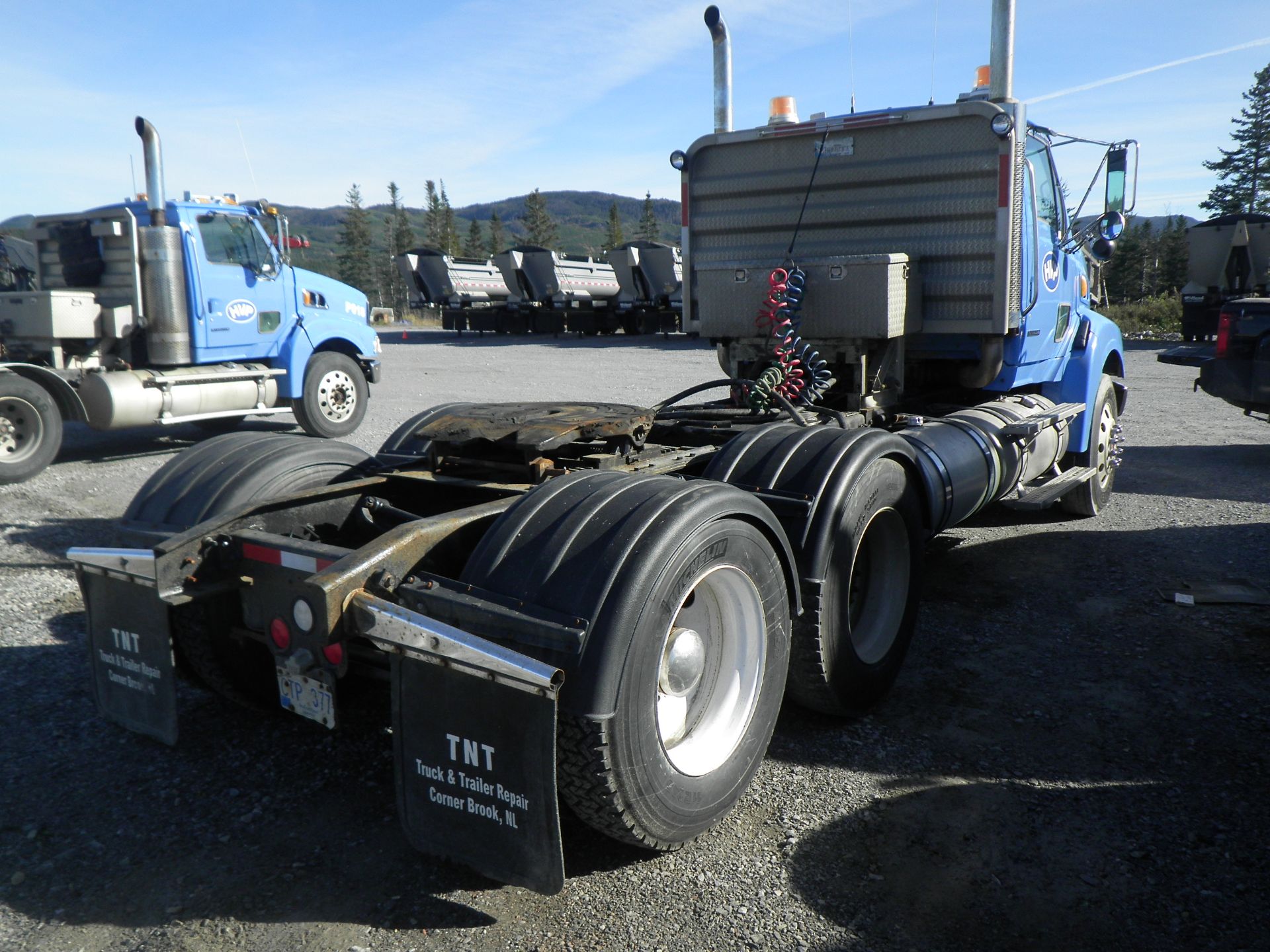 2007 STERLING MODEL LT9500 SERIES T/A TRUCK TRACTOR S/N 2FWJAZAV27AW89201 W/ DAY CAB, 379,759 KM - Image 3 of 4