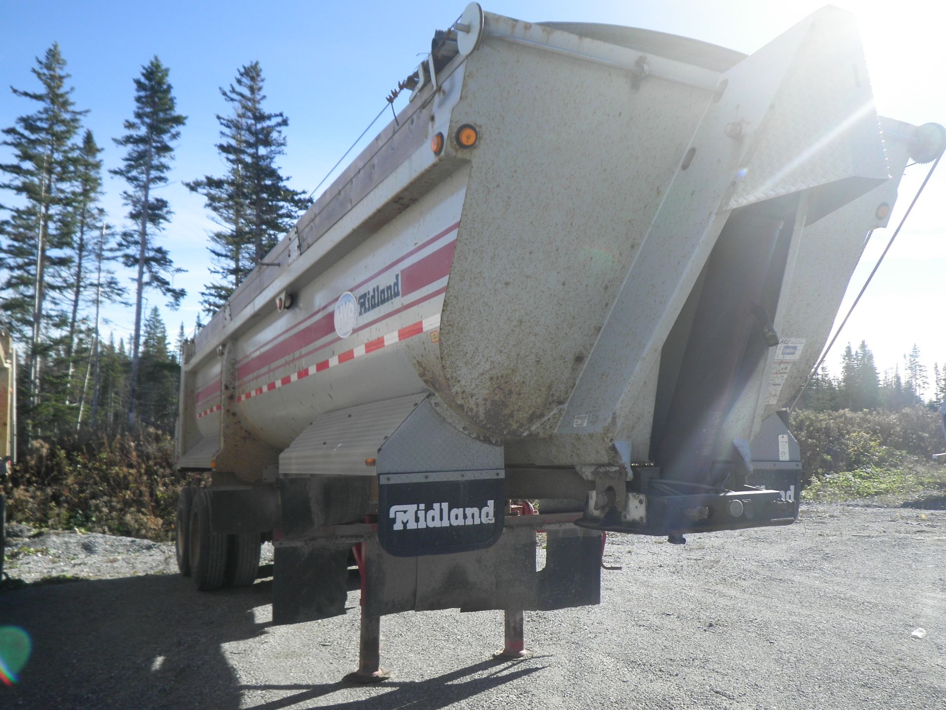 2004 MIDLAND MODEL SK2400 T/A END DUMP TRAILER C/W MANUAL ROLL TARP & 11R 22.5 TIRES, S/N - Image 2 of 4