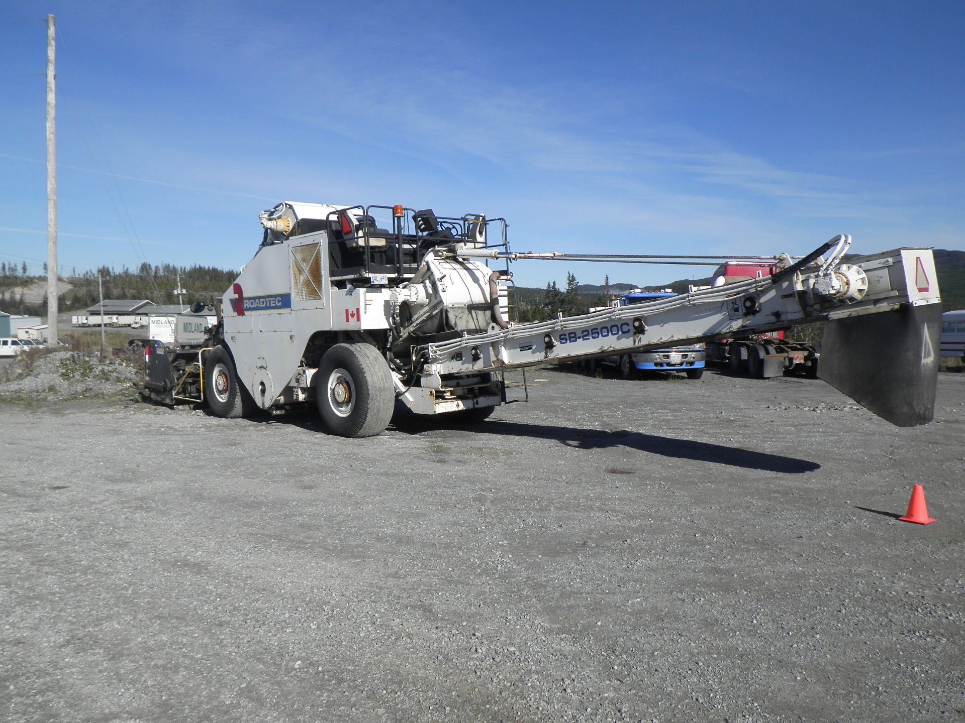 2006 ROADTEC MODEL SB-2500C SHUTTLE BUGGY S/N SB-2500C-828, C/W 22' DISCHARGE CONVEYOR & 9'6" - Image 2 of 9