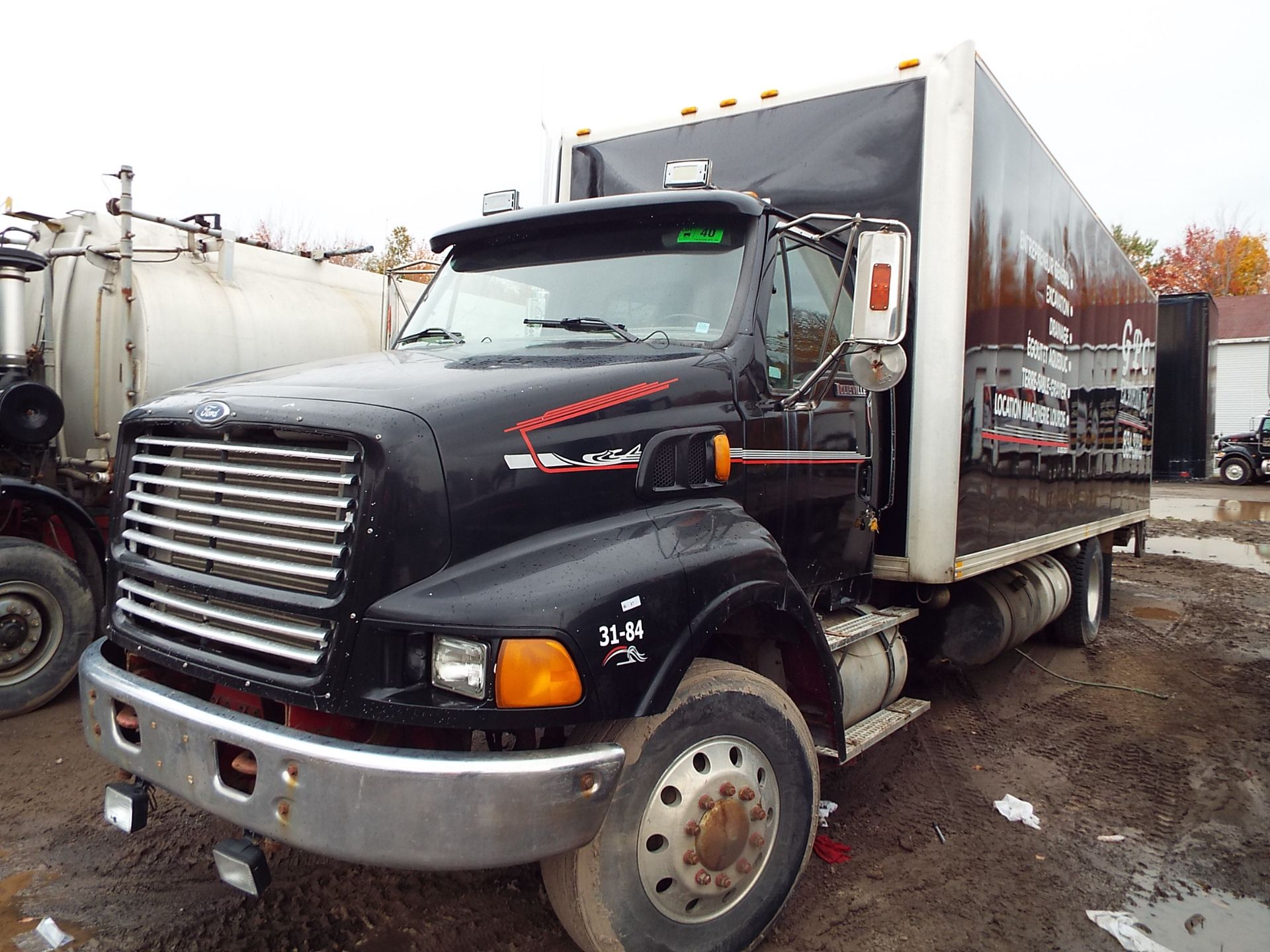 FORD (1998) LOUISVILLE BOX TRUCK, DIESEL ENGINE, 4X2, 26' BOX, POWER TAIL GATE, REAR ROLL UP DOOR,