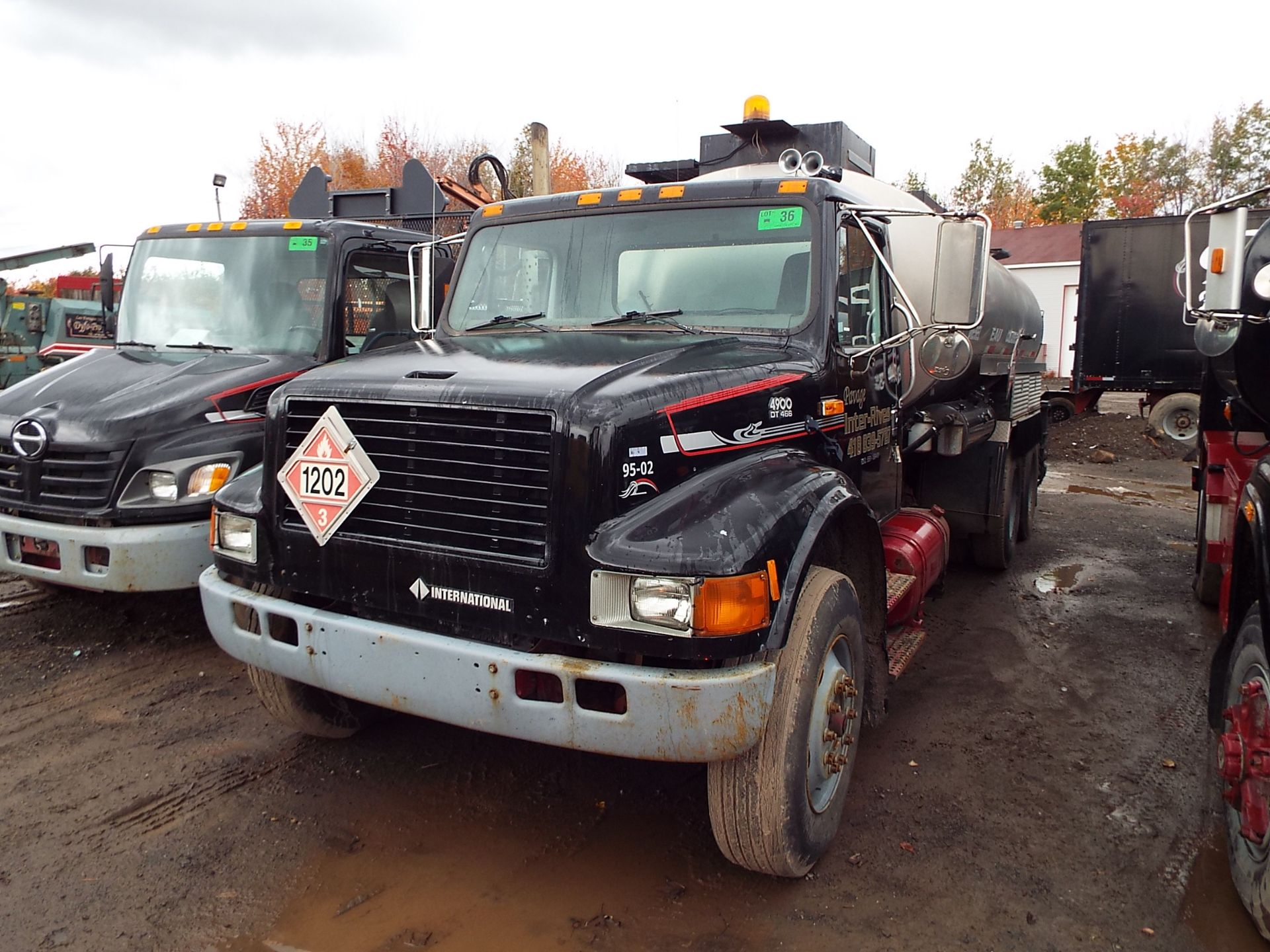 INTERNATIONAL (1995) TANDEM AXLE TANKER TRUCK WITH DIESEL ENGINE, AUTO, ENTYRE CT1040 BLACK TOPPER