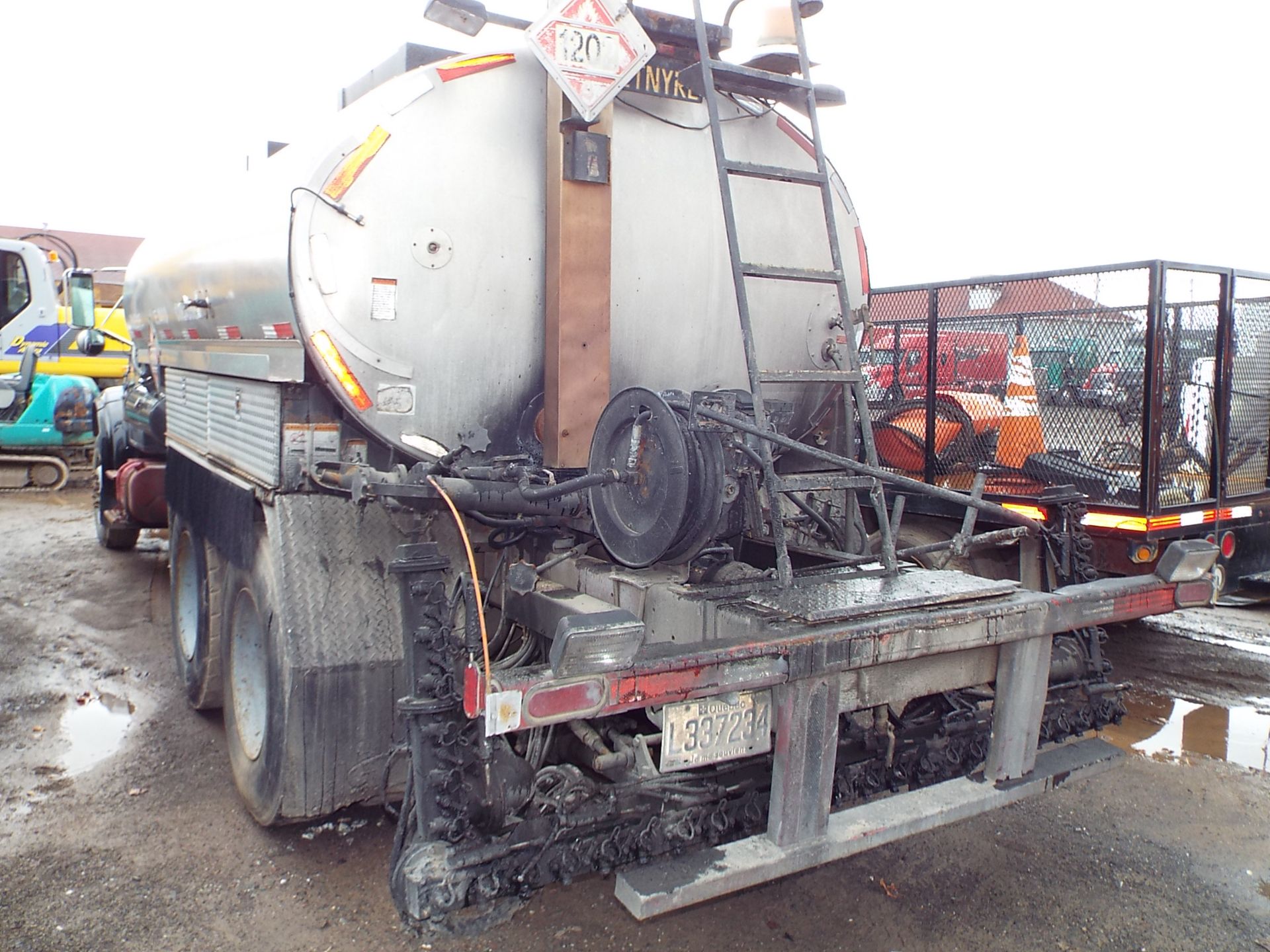 INTERNATIONAL (1995) TANDEM AXLE TANKER TRUCK WITH DIESEL ENGINE, AUTO, ENTYRE CT1040 BLACK TOPPER - Image 7 of 7