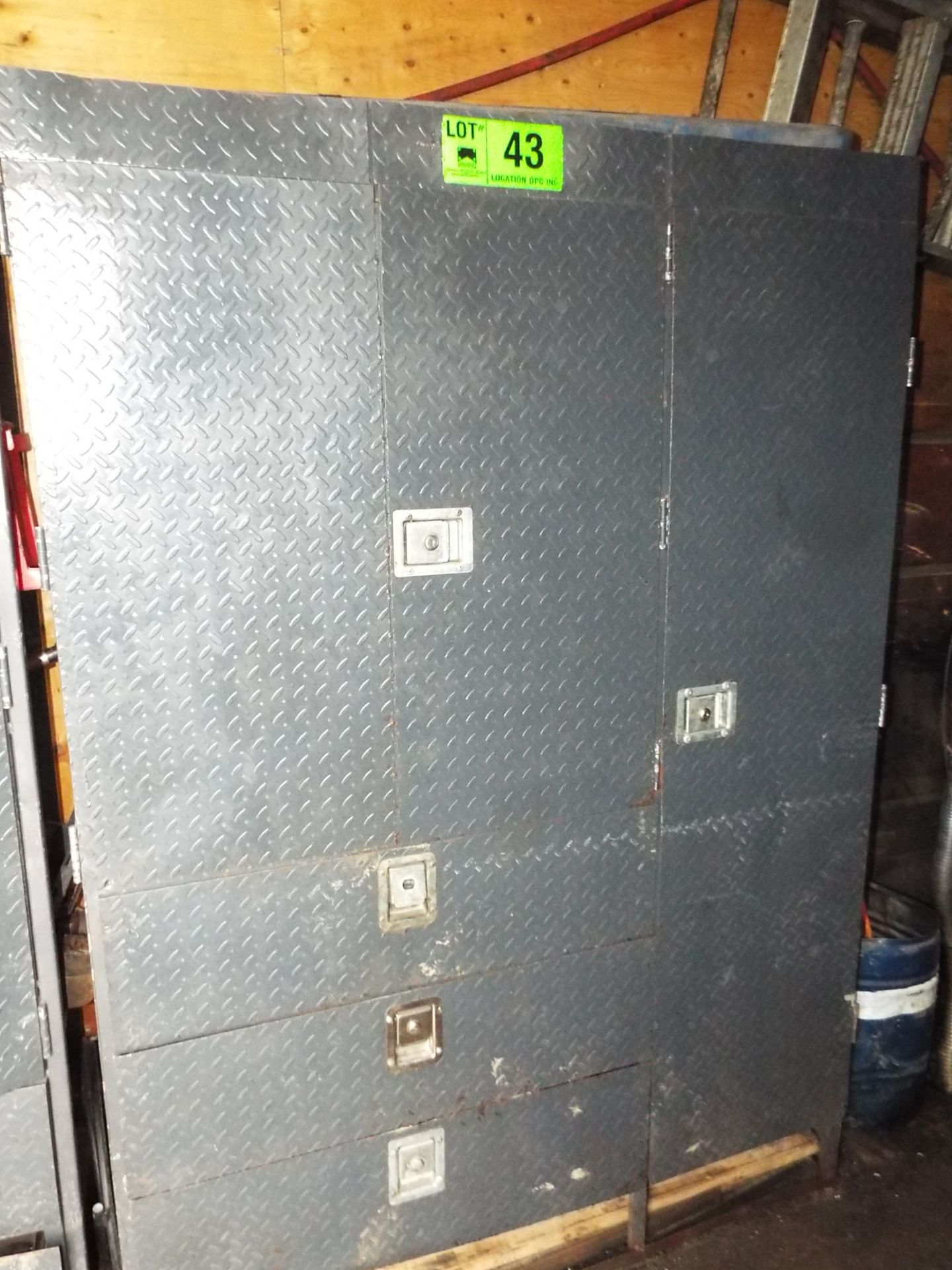 LOT/ STEEL TOOL BOX WITH HOSE AND TOOLS