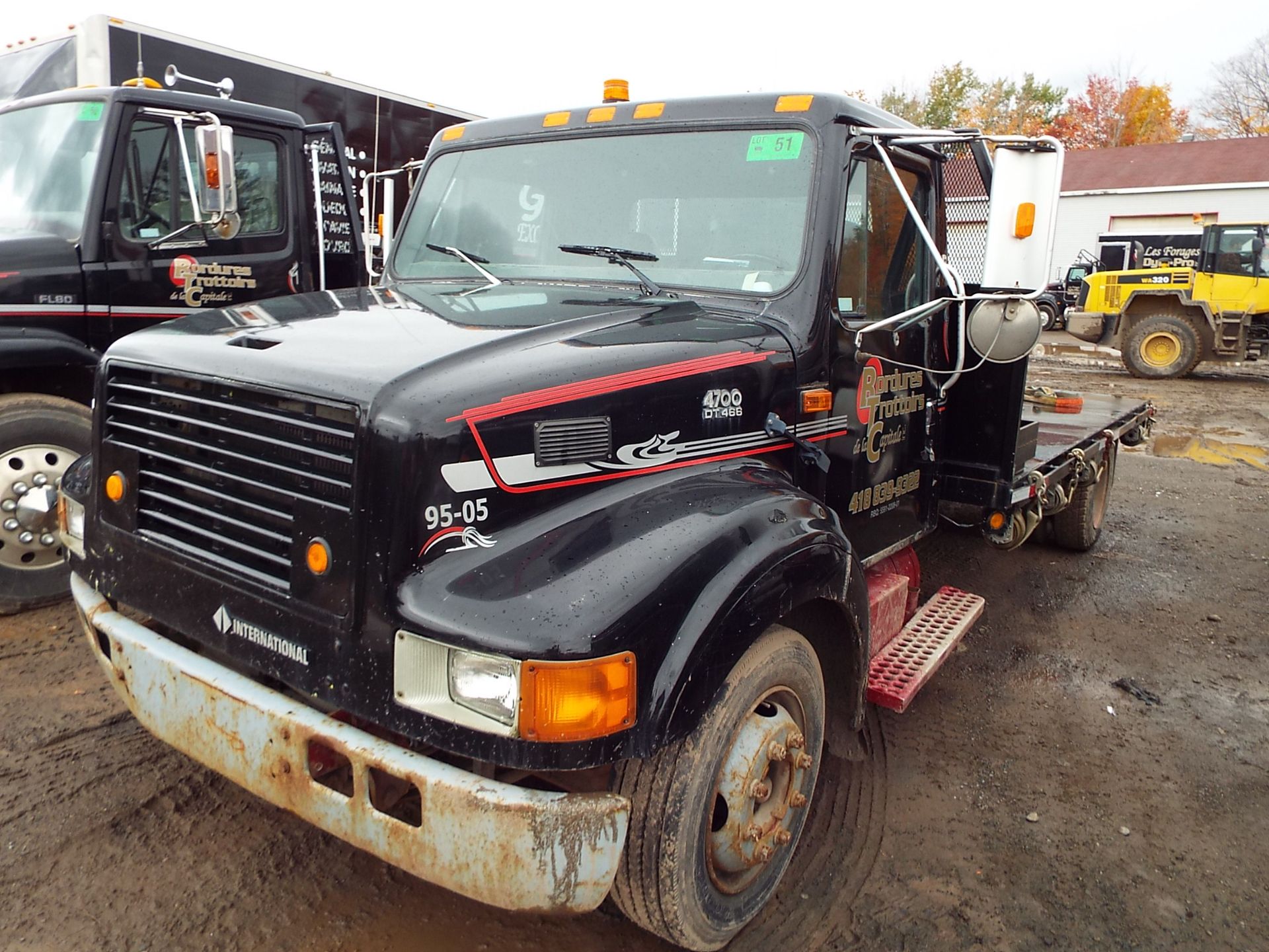 INTERNATIONAL 4700 DT466 FLATBED TRUCK WITH DT466 DIESEL ENGINE, AUTO, 13'X8' STEEL DECK, 540,000