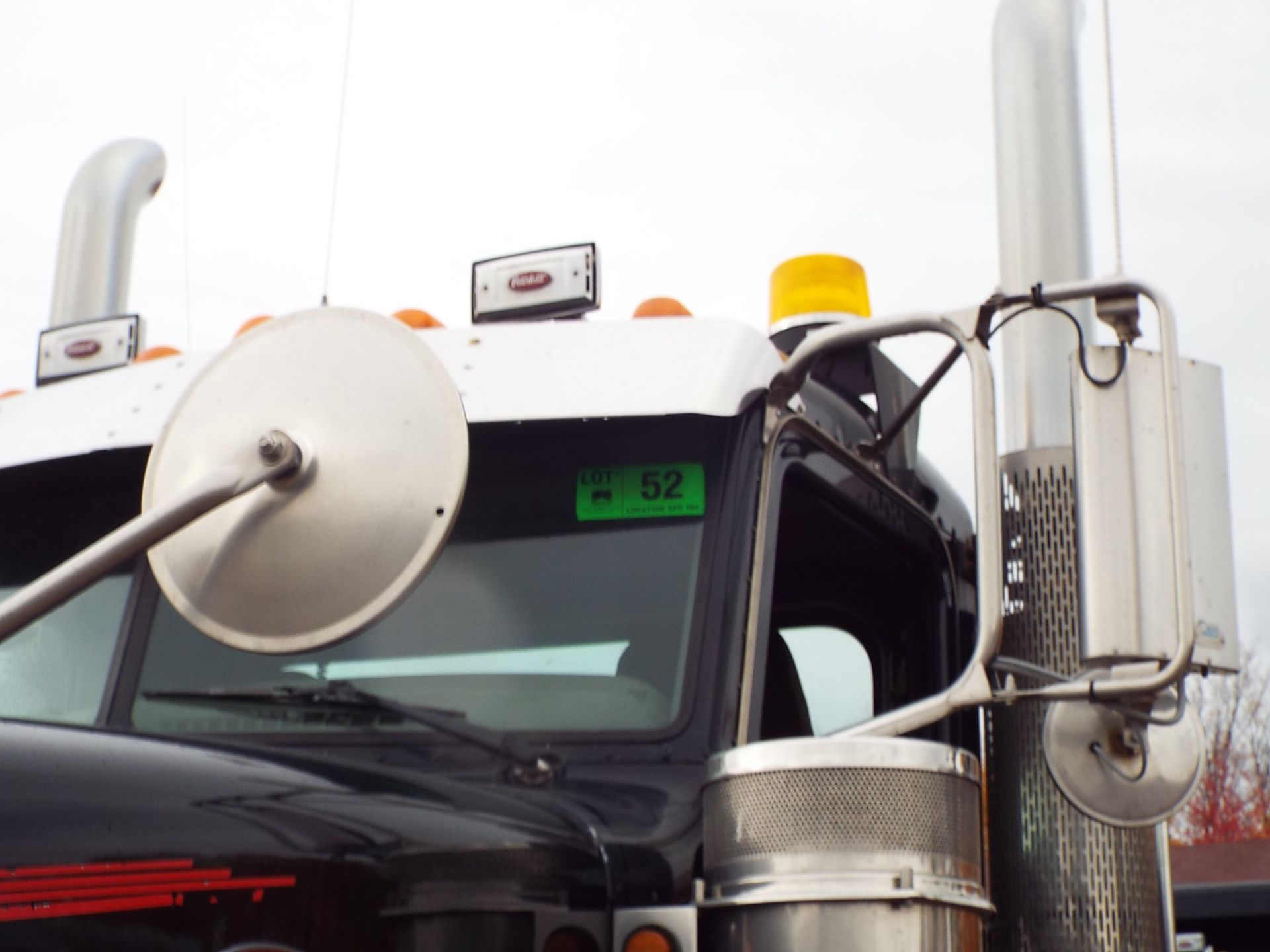 PETERBILT (2009) 367 SEMI-TRACTOR TRUCK WITH CUMMINS DIESEL ENGINE, EATON FULLER 16 SPEED - Image 2 of 5