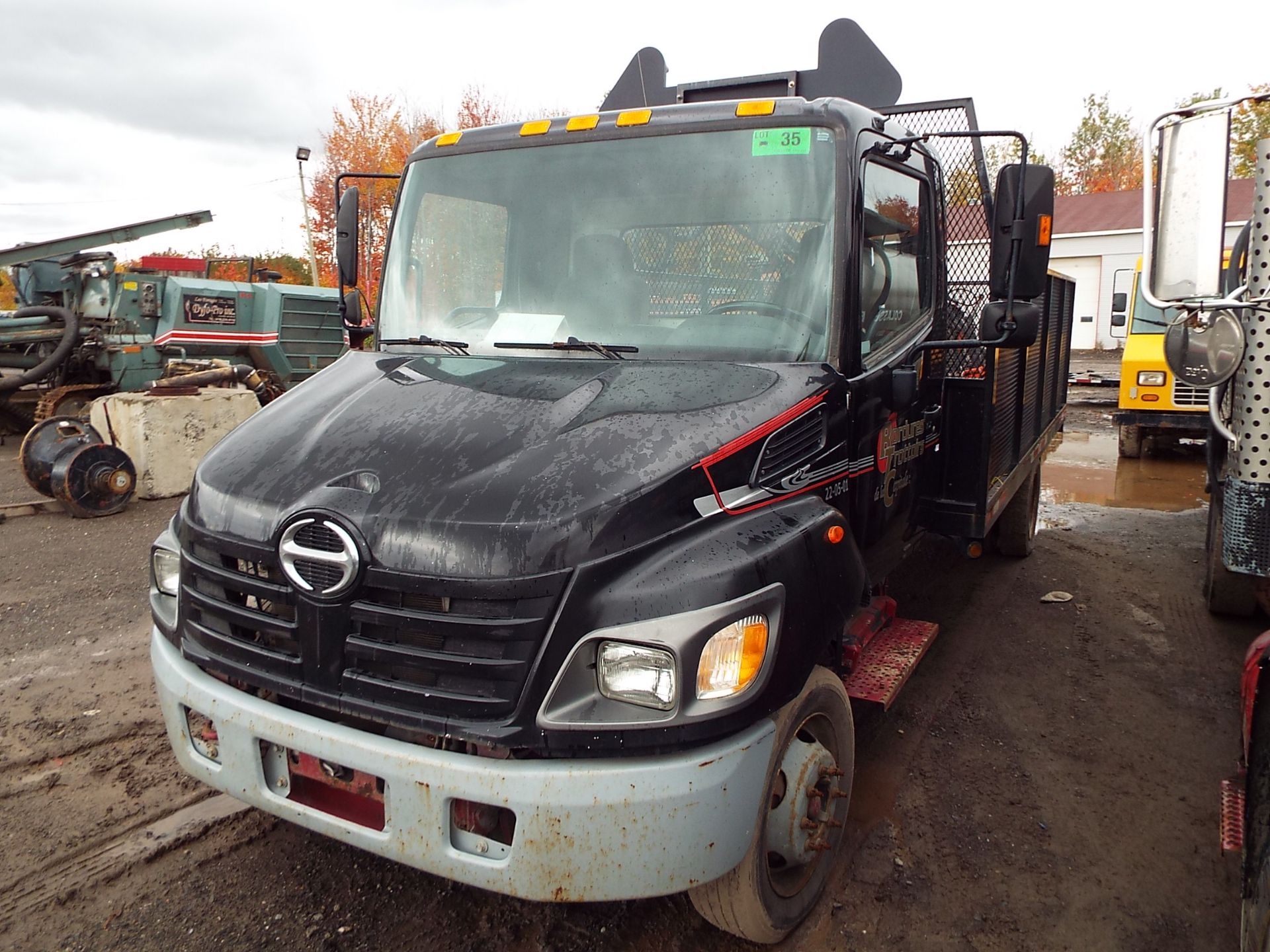 HINO (2005) FLATBED TRUCK WITH 4.7LITER DIESEL ENGINE, AUTO, 16'X8' STEEL DECK, TRAFFIC ARROW, KM