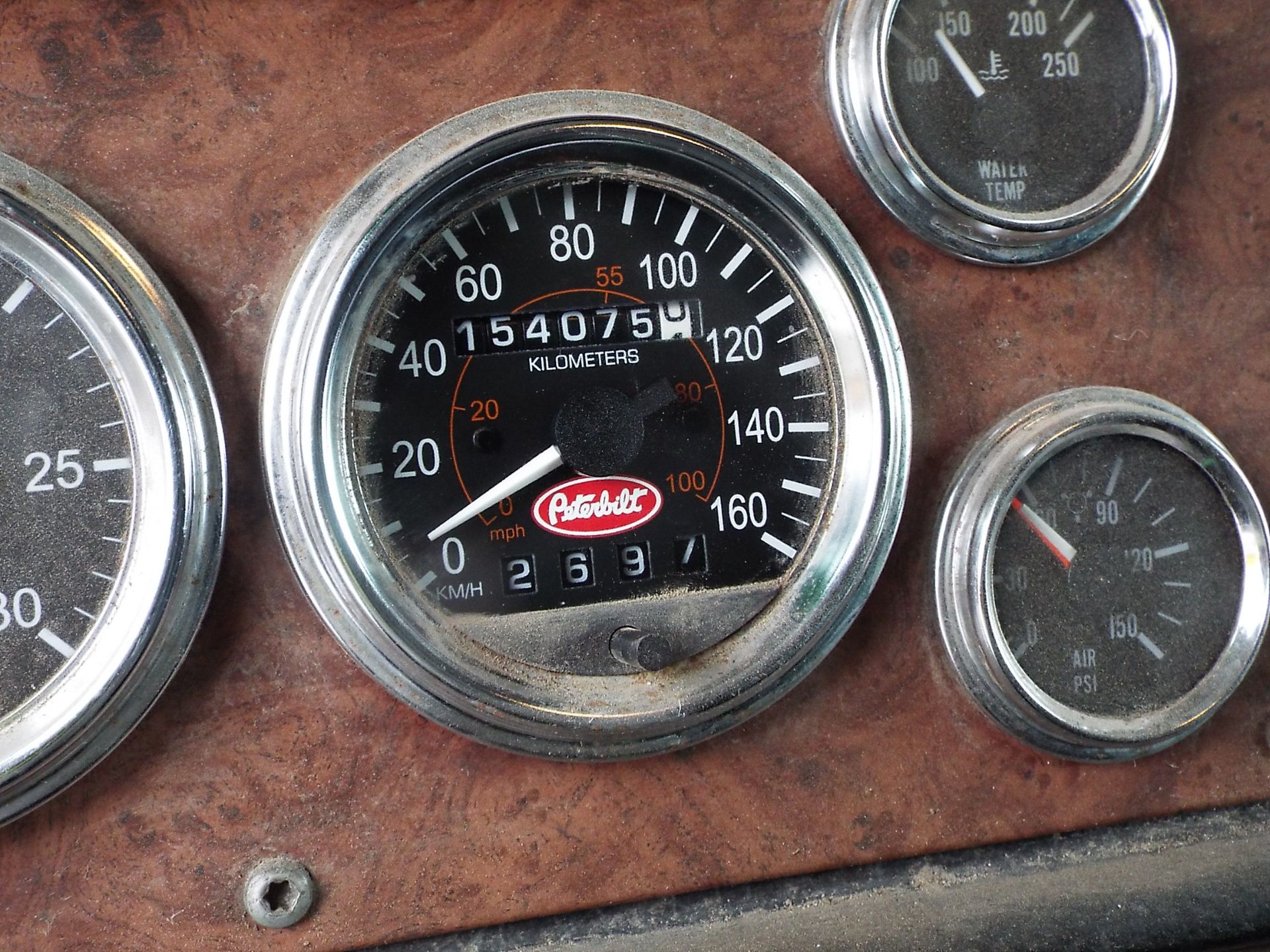 PETERBILT (2005) TT/CT SEMI TRACTOR TRUCK WITH CUMMINS DIESEL ENGINE, EATON FULLER 18 SPEED - Image 4 of 6