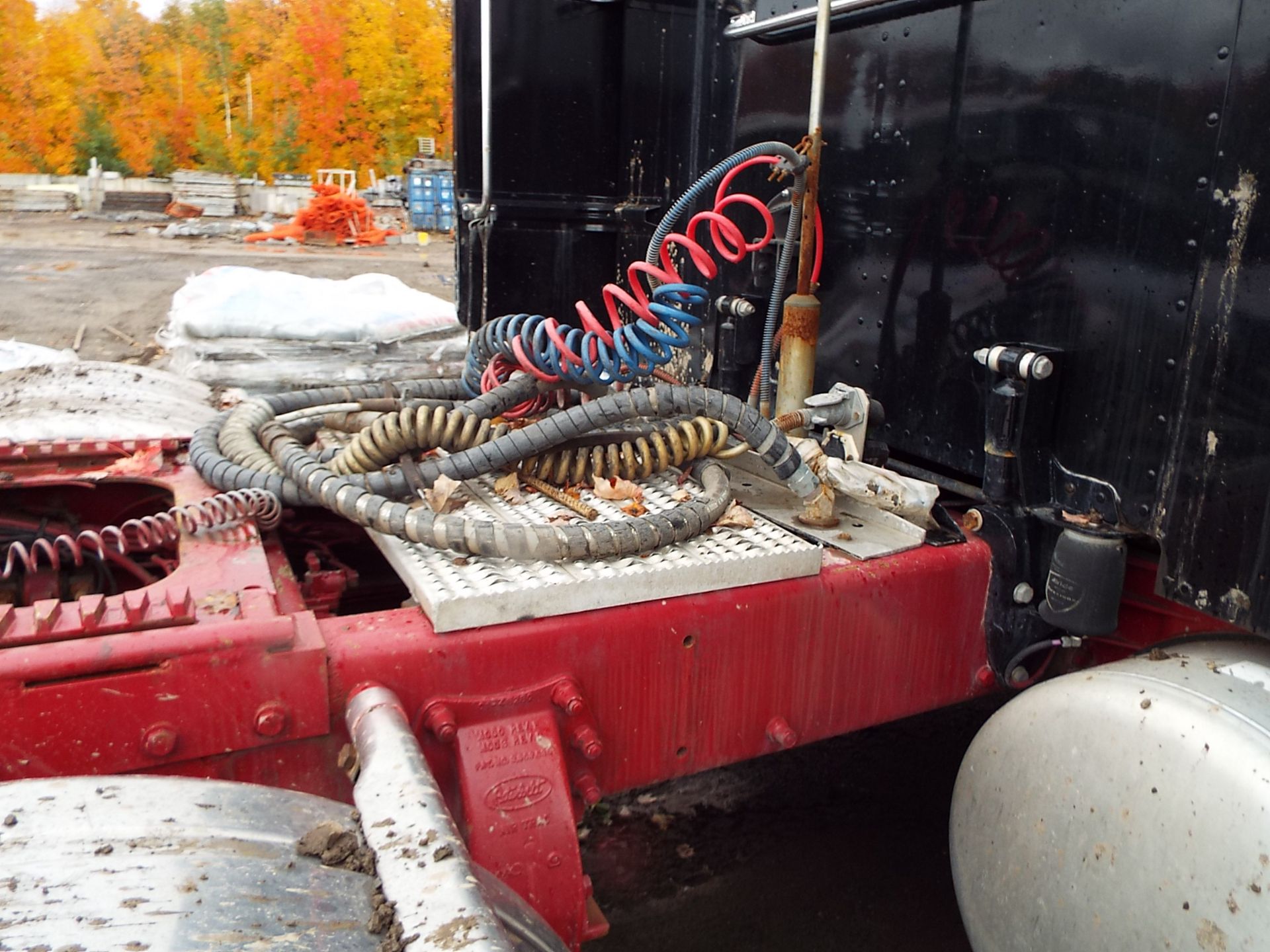 PETERBILT (2005) TT/CT SEMI TRACTOR TRUCK WITH CUMMINS DIESEL ENGINE, EATON FULLER 18 SPEED - Image 6 of 6