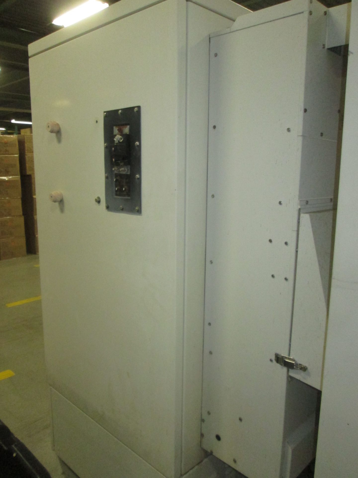 56.5"X76.5" REPEATER CABINET WITH AC AND RACKS 220 VAC  ID#: AC239 (LOCATED IN BROCKVILLE, ON) - Image 4 of 5