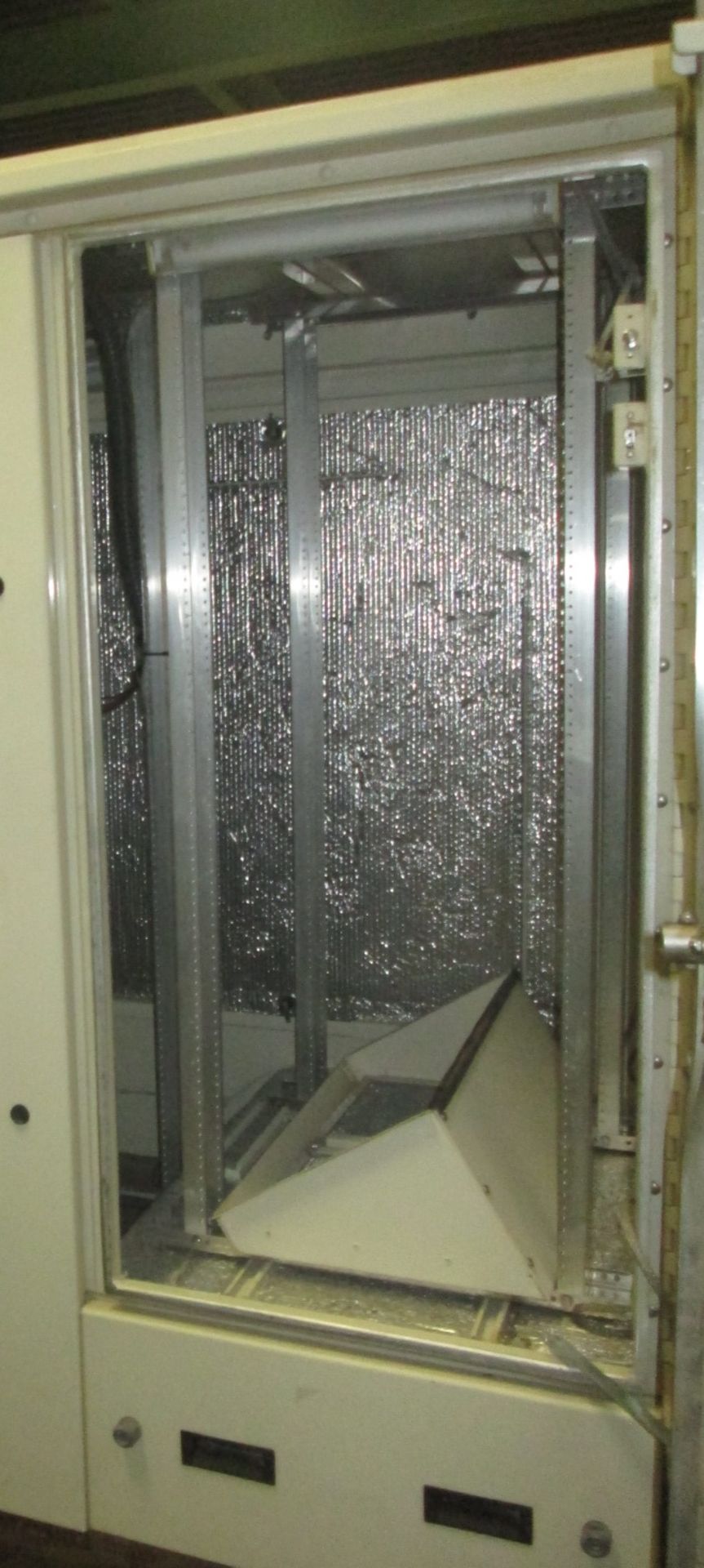 42"X88" REPEATER CABINET WITH AC AND RACKS 220 VAC  ID#: AC232 (LOCATED IN BROCKVILLE, ON) - Image 2 of 4