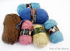 A large quantity of knitting wool, a knitting bag and another (1 box)