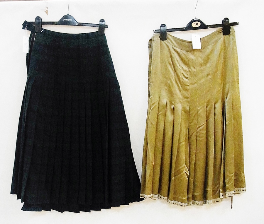 Two kilts, a satin skirt, a dress printed with Liberty-style material, a black wool and chiffon - Image 2 of 5