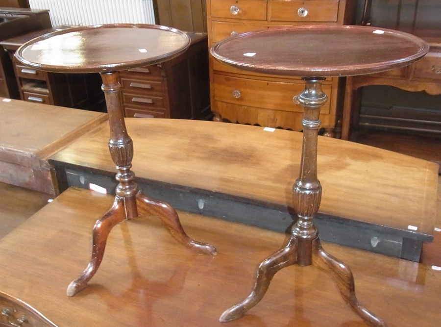 Pair of mahogany circular tripod tables (af)