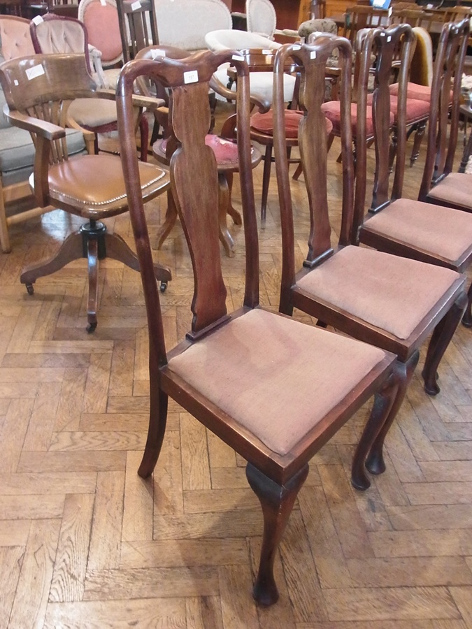 A set of four mahogany Queen Anne style dining chairs, upholstered seat, on cabriole supports (4)