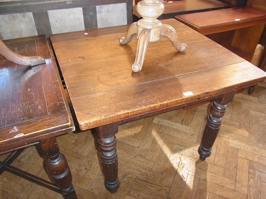 A modern oak square-top breakfast table, on turned supports, 92cm wide