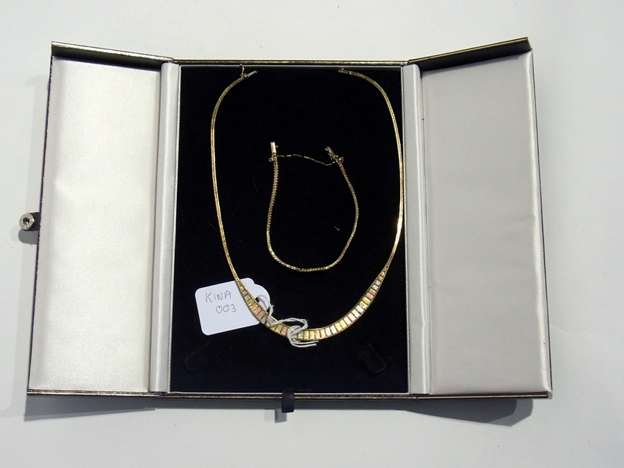 9ct tri-colour gold necklace of graduated sections with yellow gold twist border, together with