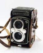 A Yashika Flex reflex camera in case   Condition Report  Please contact the Auctioneer for details