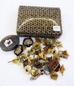 Quantity military buttons, badges, a modern Indian mosaic-pattern trinket box and small oval trinket