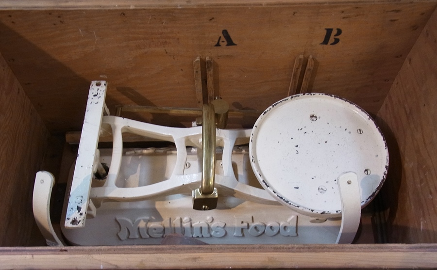 Set Mellins Food green painted baby weighing scales with wicker cradle, in wooden carrying case - Image 2 of 3