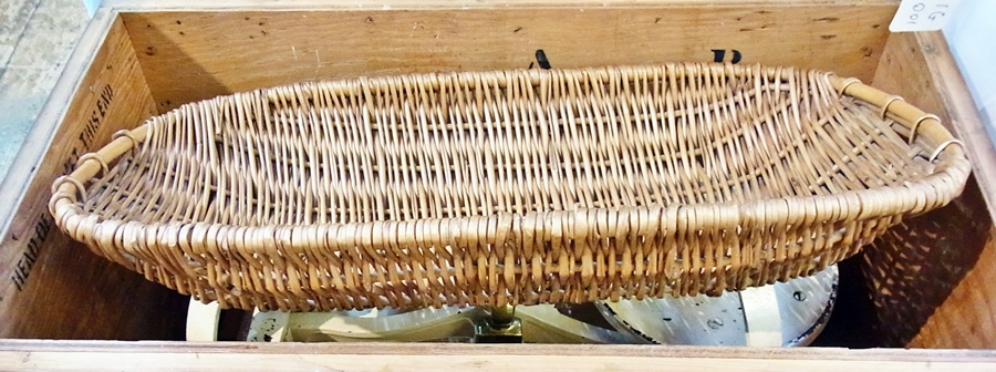 Set Mellins Food green painted baby weighing scales with wicker cradle, in wooden carrying case - Image 3 of 3